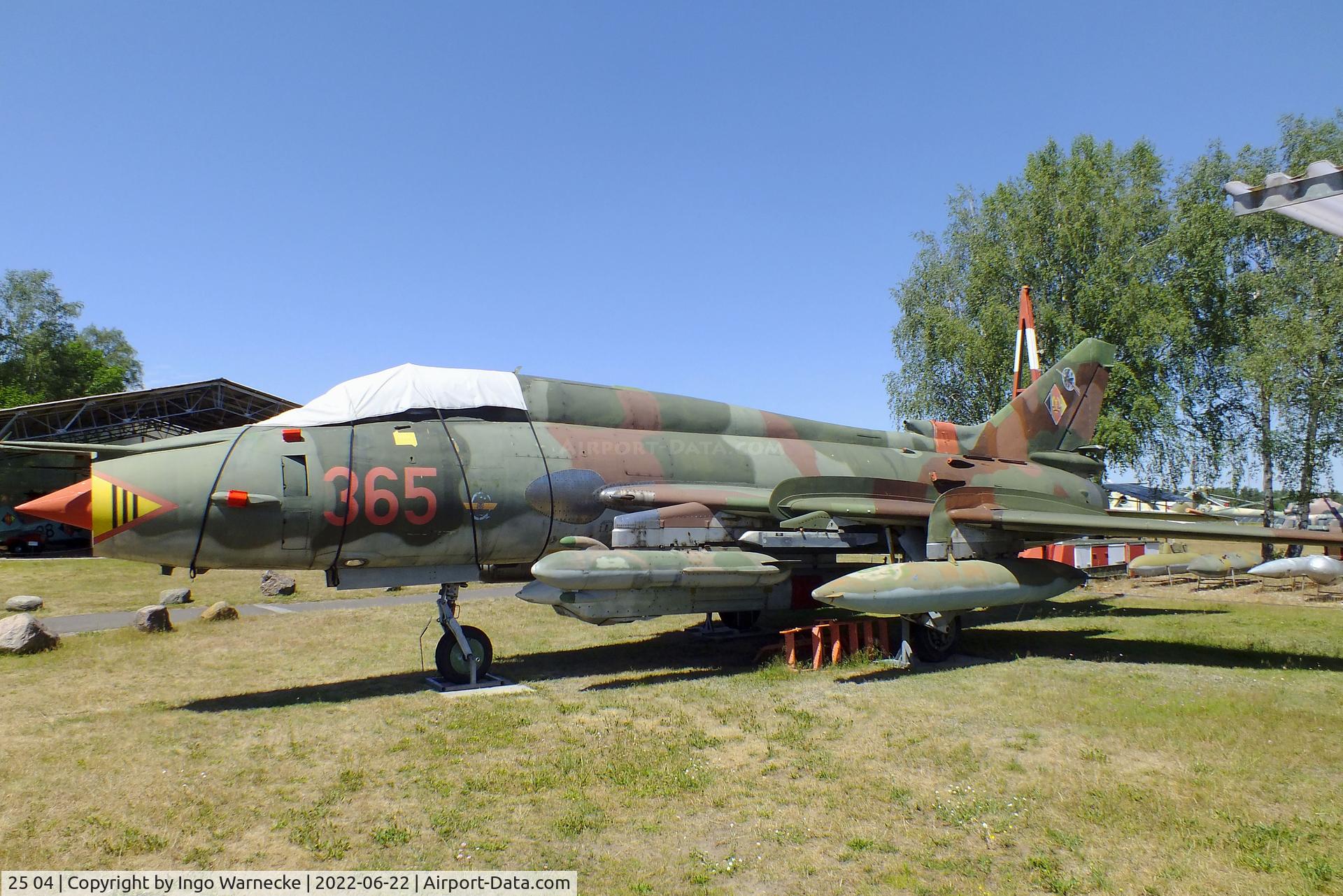 25 04, Sukhoi Su-22M-4 C/N 25511, Sukhoi Su-22M-4 FITTER-K (with recce and electronic warfare pods) at the Flugplatzmuseum Cottbus (Cottbus airfield museum)