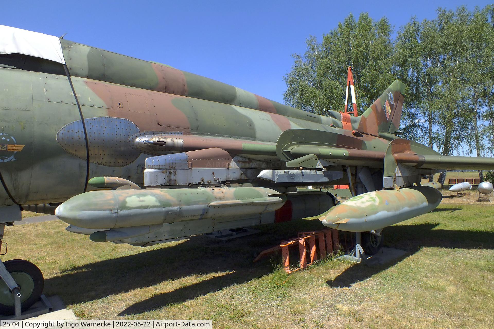 25 04, Sukhoi Su-22M-4 C/N 25511, Sukhoi Su-22M-4 FITTER-K (with recce and electronic warfare pods) at the Flugplatzmuseum Cottbus (Cottbus airfield museum)