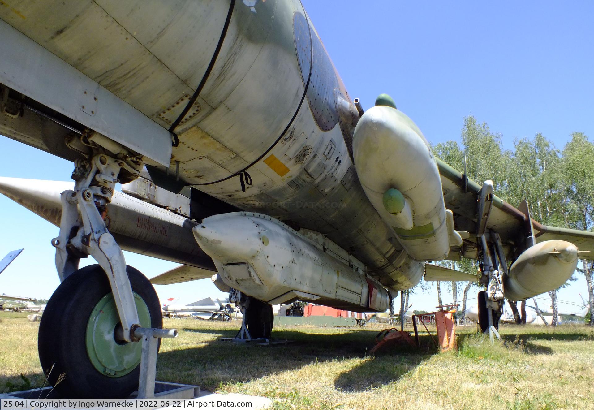 25 04, Sukhoi Su-22M-4 C/N 25511, Sukhoi Su-22M-4 FITTER-K (with recce and electronic warfare pods) at the Flugplatzmuseum Cottbus (Cottbus airfield museum)