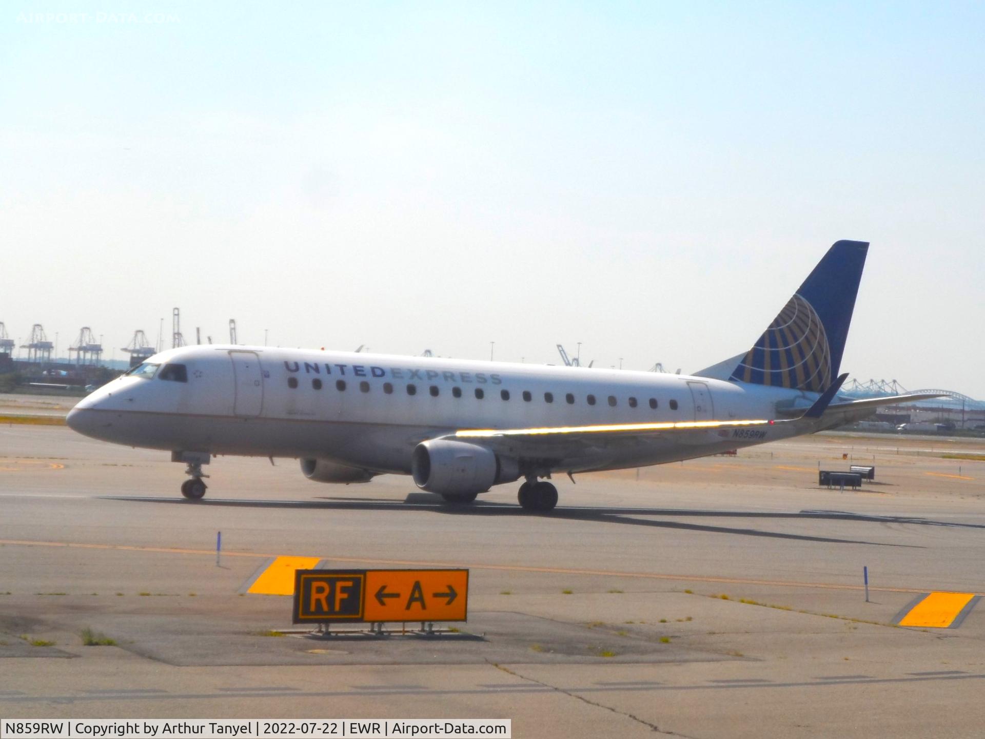 N859RW, 2005 Embraer 170SE (ERJ-170-100SE) C/N 17000082, Taxiing @ EWR