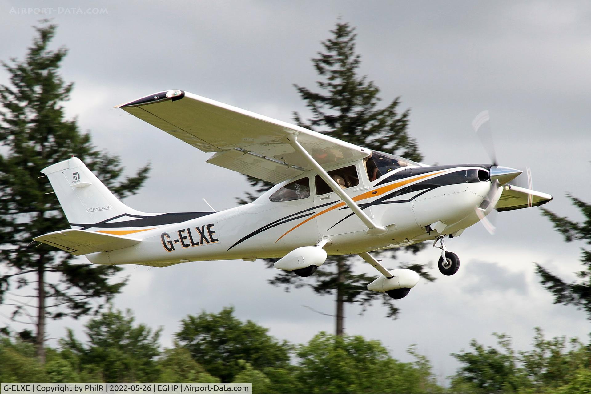 G-ELXE, 2007 Cessna 182T Skylane C/N 18281909, Cessna 182T Skylane lifting off at Popham.