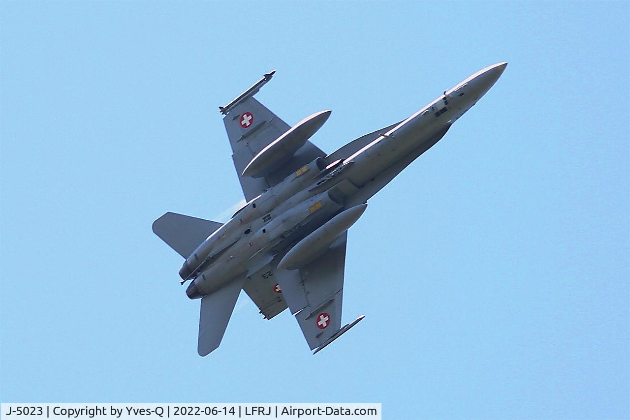 J-5023, McDonnell Douglas F/A-18C Hornet C/N 1372/SFC023, McDonnell Douglas FA-18C Hornet, Break over Landivisiau naval air base (LFRJ) Ocean Hit 22