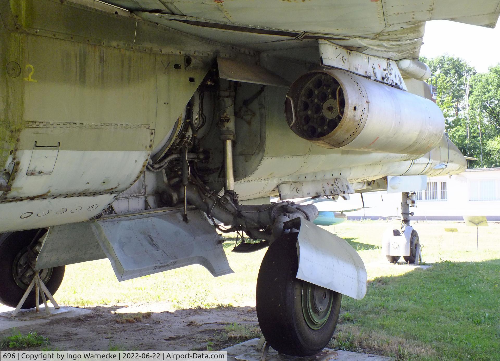 696, 1980 Mikoyan-Gurevich MiG-23BN C/N 0393214212, Mikoyan i Gurevich MiG-23BN FLOGGER-H at the Flugplatzmuseum Cottbus (Cottbus airfield museum)