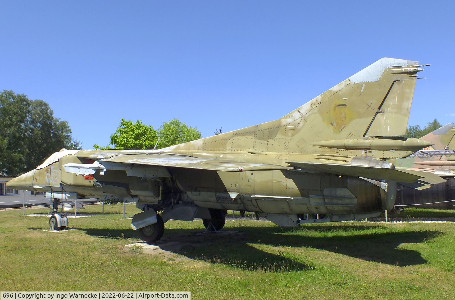 696, 1980 Mikoyan-Gurevich MiG-23BN C/N 0393214212, Mikoyan i Gurevich MiG-23BN FLOGGER-H at the Flugplatzmuseum Cottbus (Cottbus airfield museum)