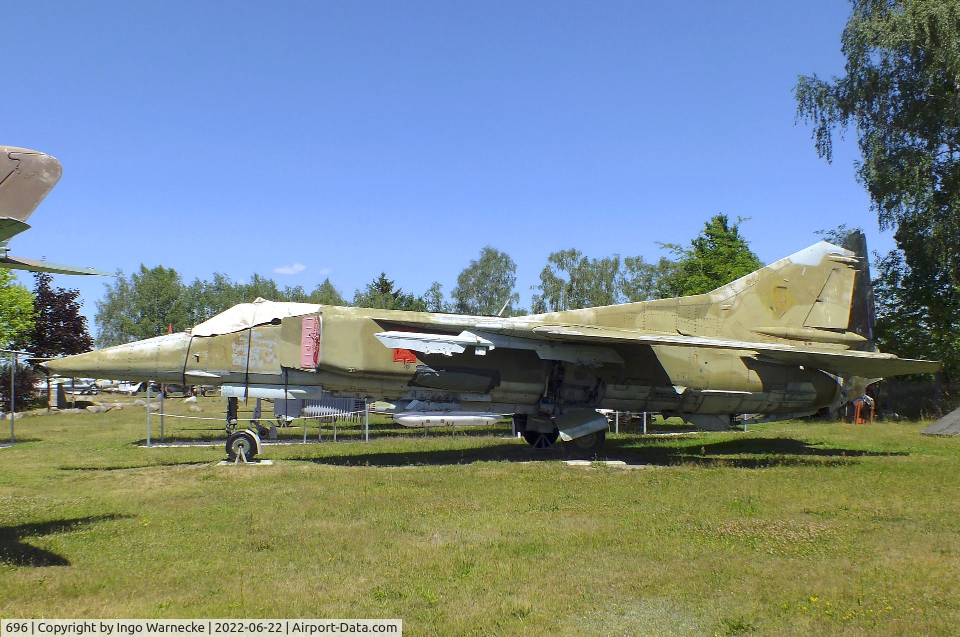 696, 1980 Mikoyan-Gurevich MiG-23BN C/N 0393214212, Mikoyan i Gurevich MiG-23BN FLOGGER-H at the Flugplatzmuseum Cottbus (Cottbus airfield museum)