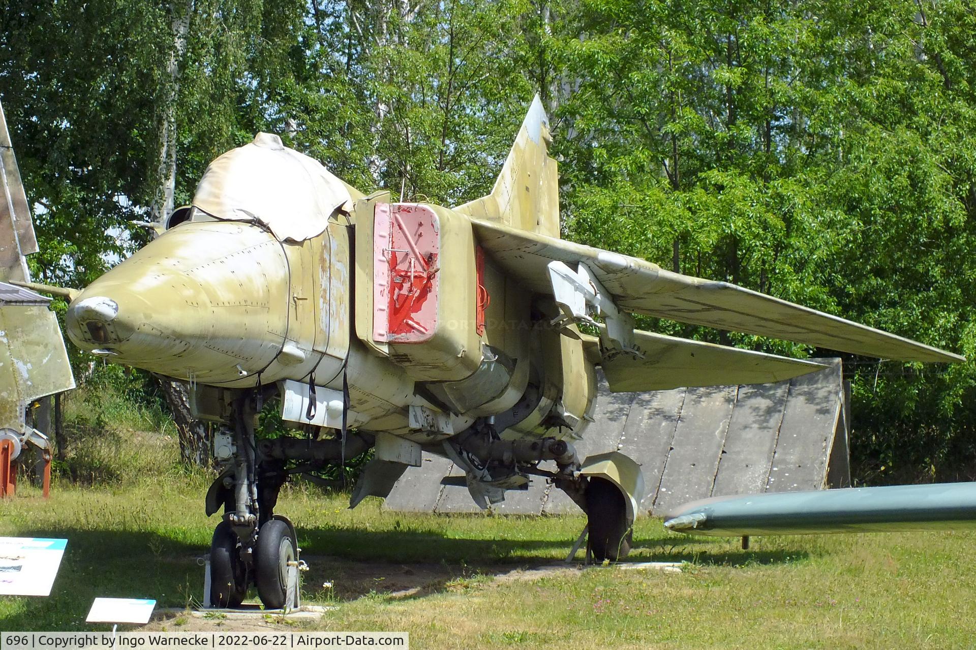 696, 1980 Mikoyan-Gurevich MiG-23BN C/N 0393214212, Mikoyan i Gurevich MiG-23BN FLOGGER-H at the Flugplatzmuseum Cottbus (Cottbus airfield museum)