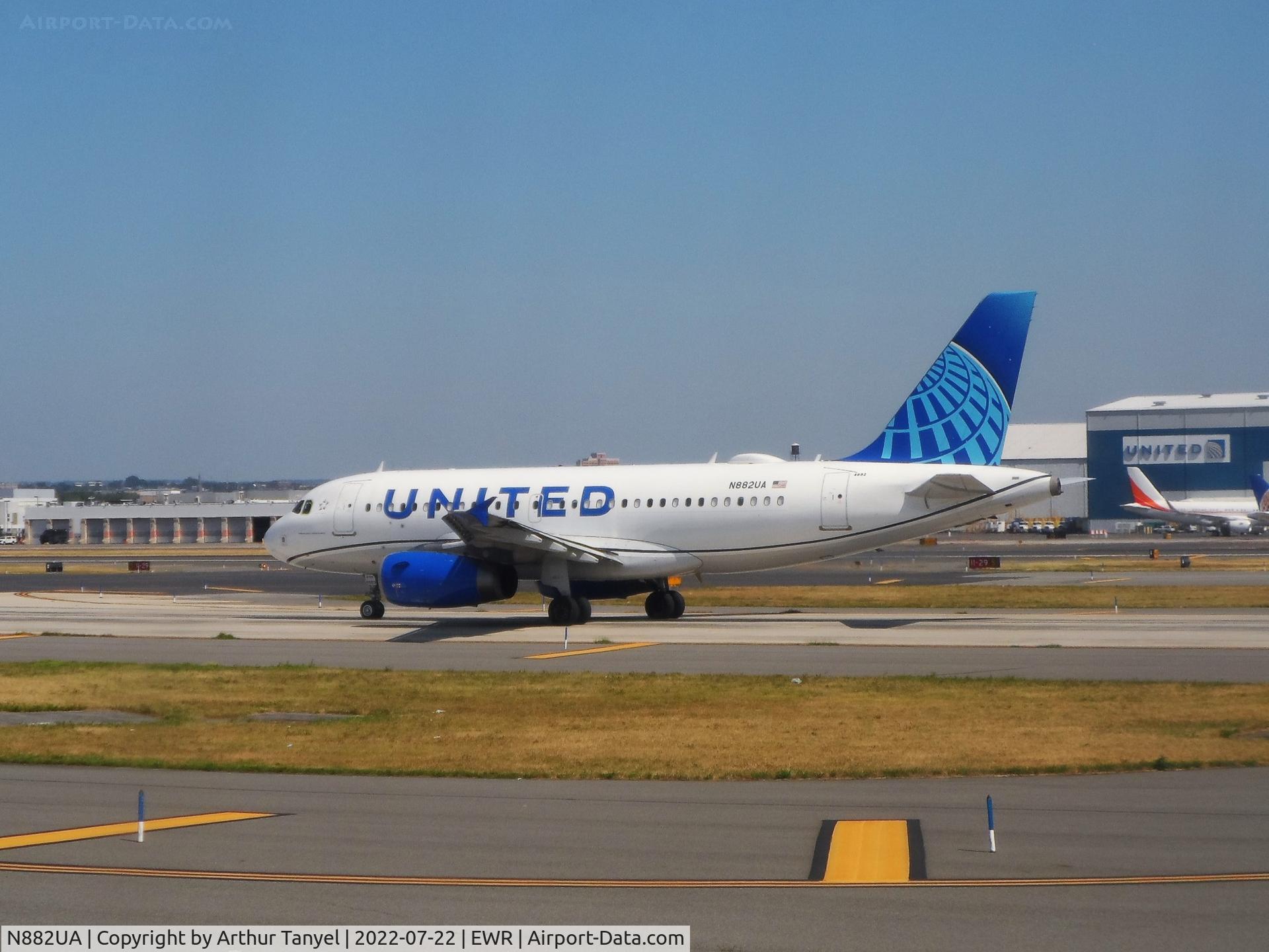 N882UA, 2005 Airbus A319-132 C/N 2505, Taxiing @ EWR