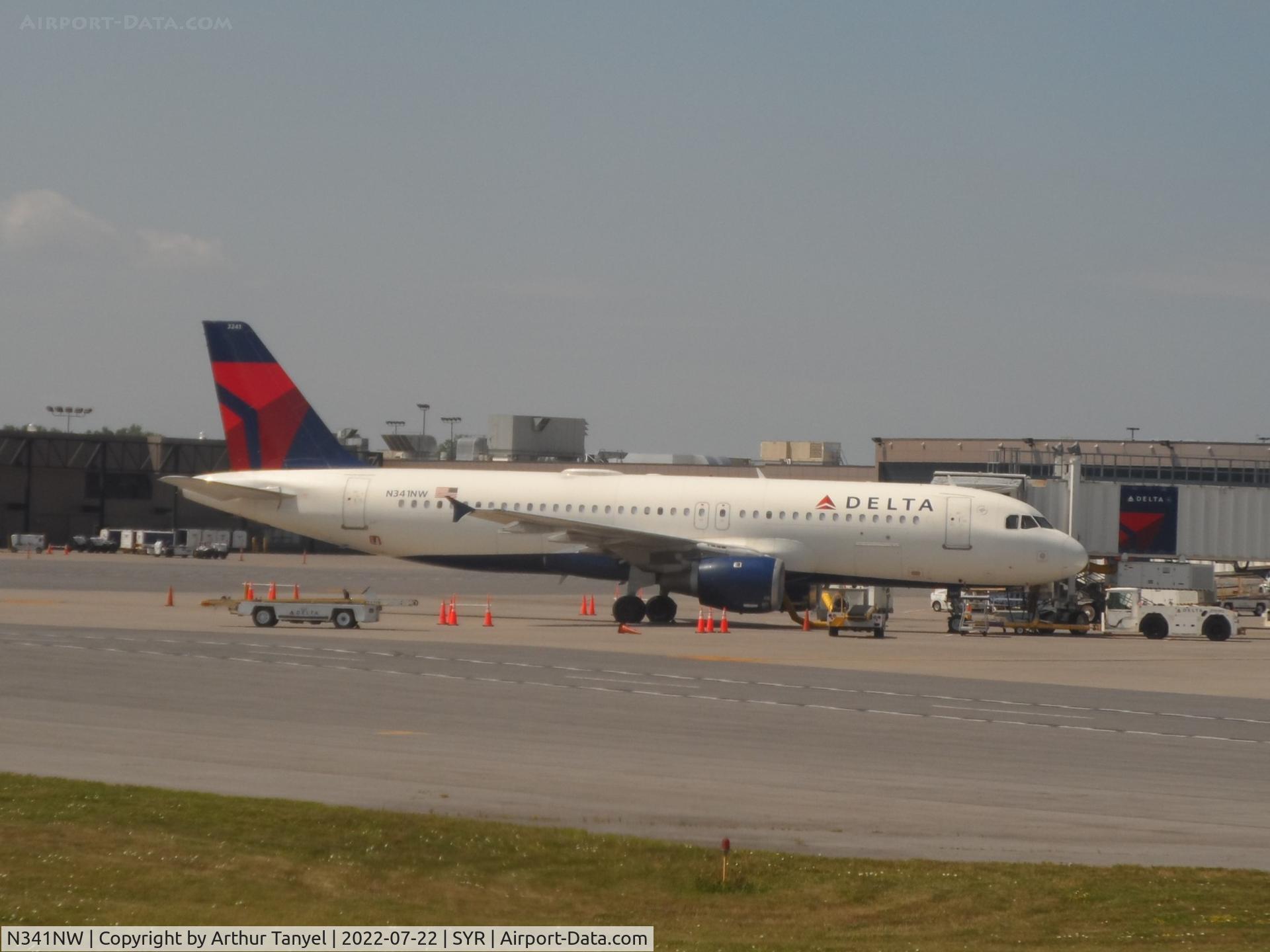 N341NW, 1992 Airbus A320-212 C/N 380, At the gate at SYR