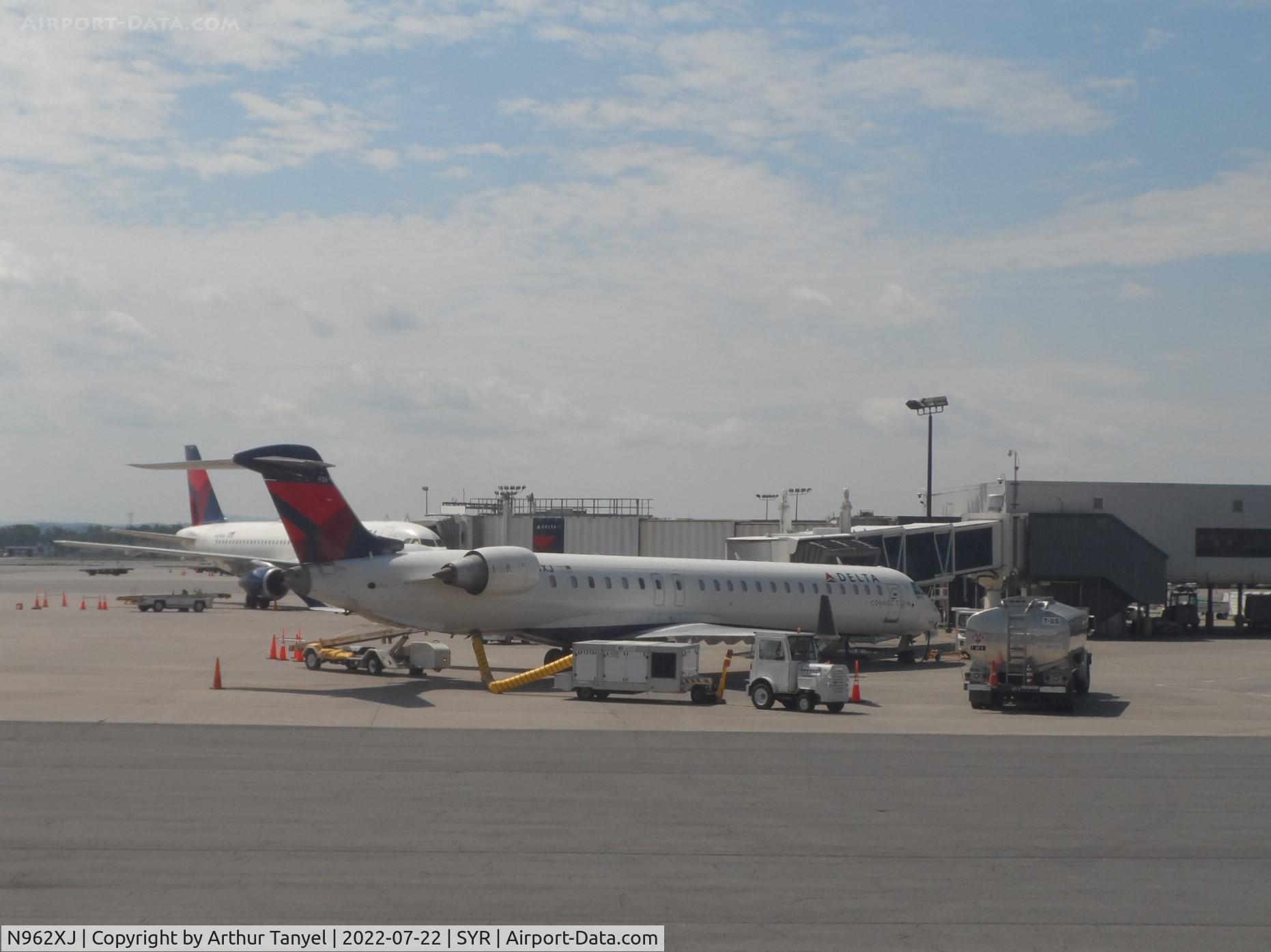N962XJ, 2008 Bombardier CL-600-2D24 C/N 15167, At the gate at SYR