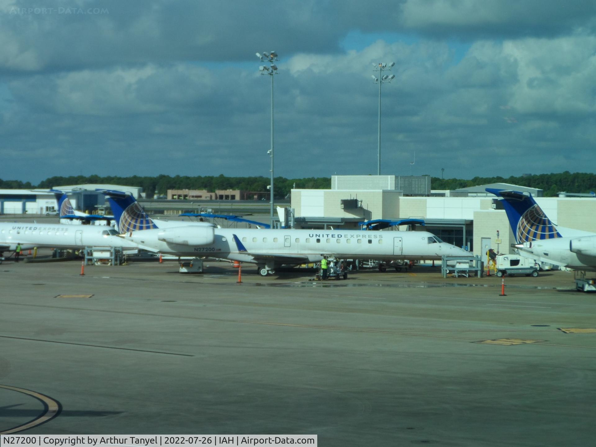 N27200, 2006 Embraer ERJ-145XR (EMB-145XR) C/N 14500956, At the gate at IAH