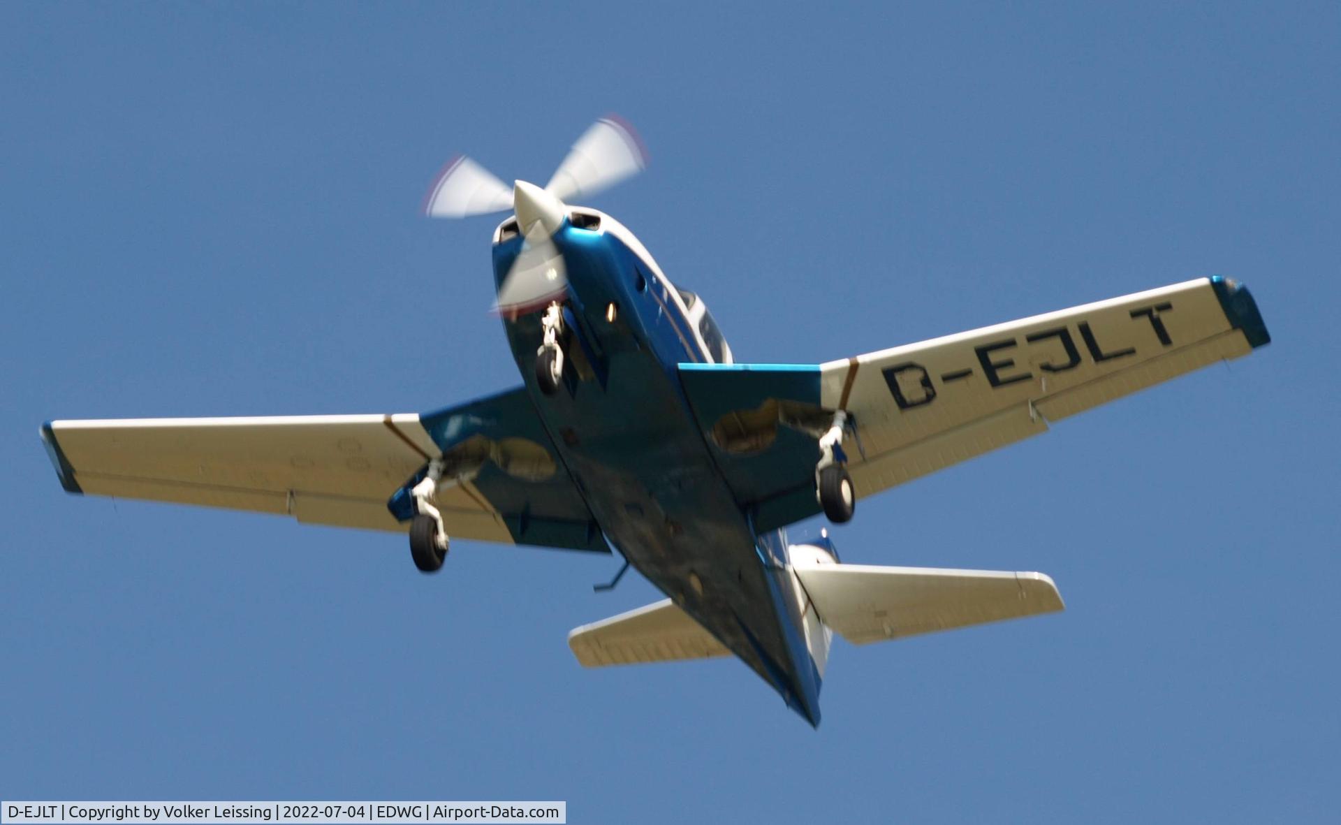 D-EJLT, 1985 Rockwell Commander 114B C/N 14195, Take off RWY 27