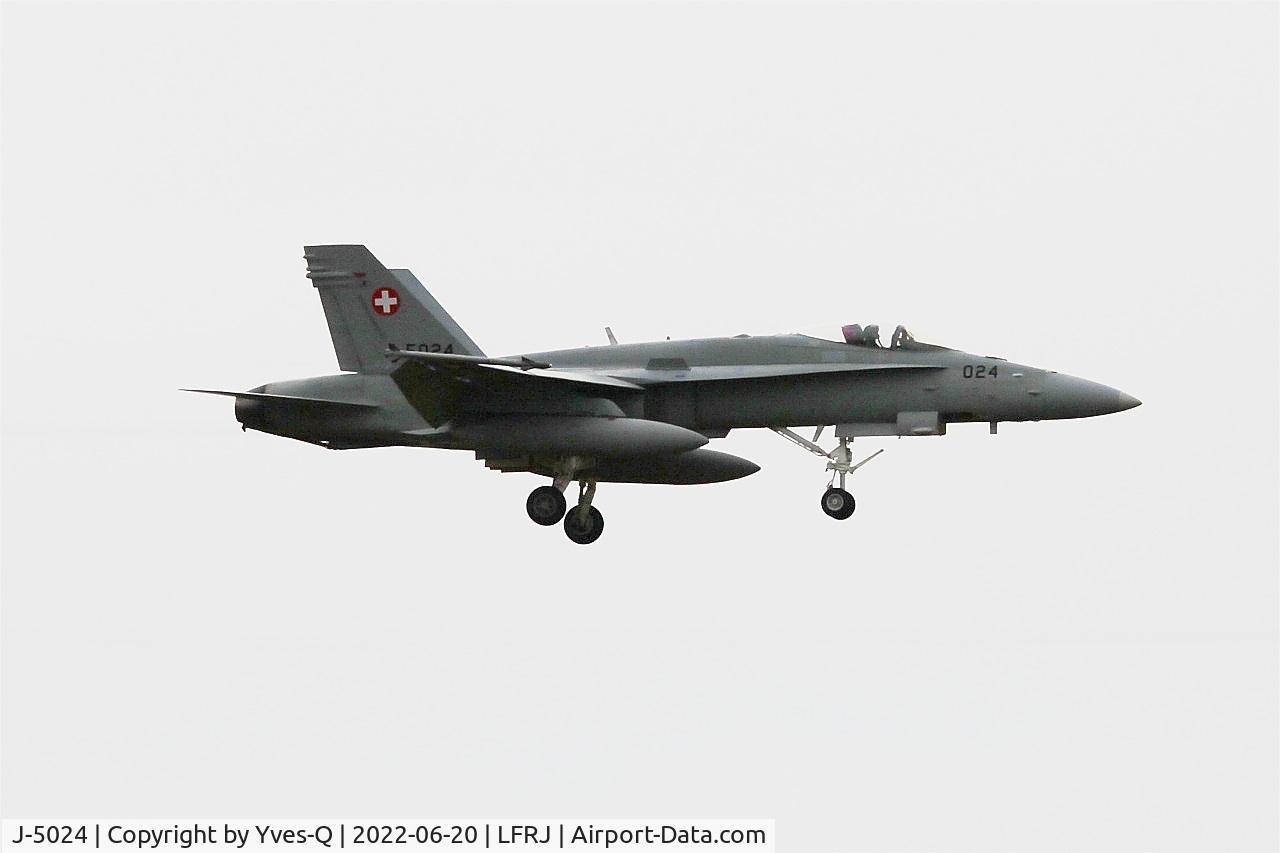J-5024, 1999 McDonnell Douglas F/A-18C Hornet C/N 1373, McDonnell Douglas FA-18C Hornet, On final rwy 07, Landivisiau naval air base (LFRJ) Ocean Hit 22
