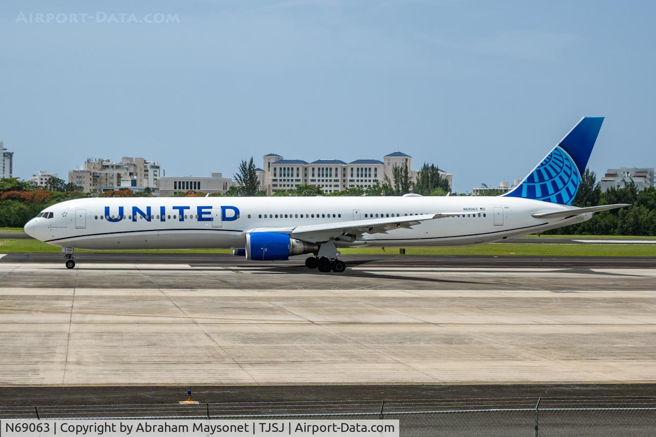 N69063, 2002 Boeing 767-424/ER C/N 29458, New Scheme Paint