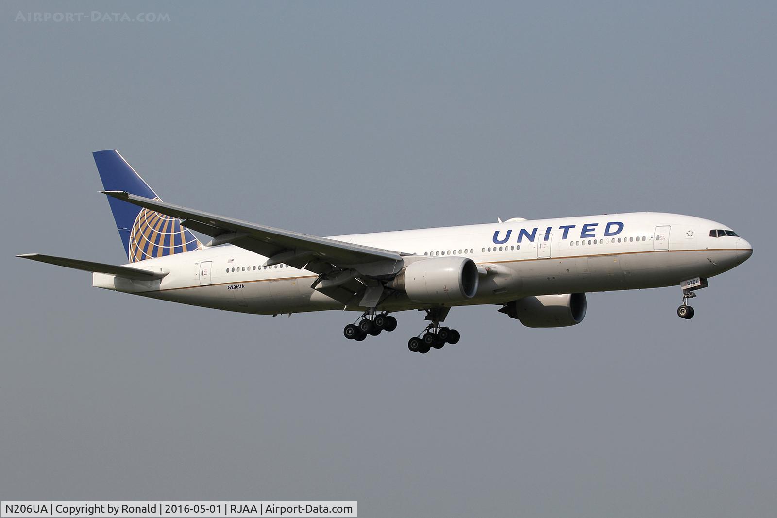 N206UA, 1999 Boeing 777-222/ER C/N 30212, at nrt