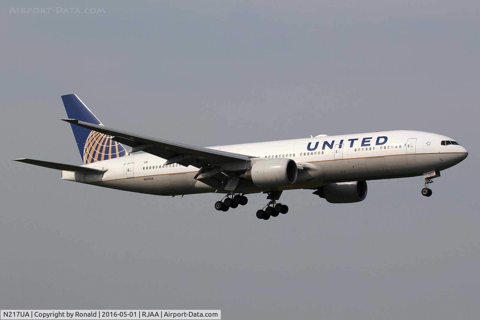 N217UA, 2000 Boeing 777-222 C/N 30550, at nrt