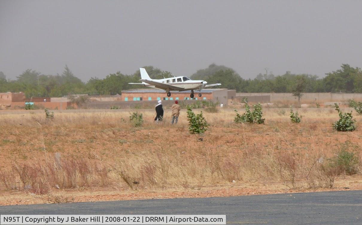 N95T, 1987 Piper PA-32R-301 C/N 3213003, N95T landing at Maradi, Niger