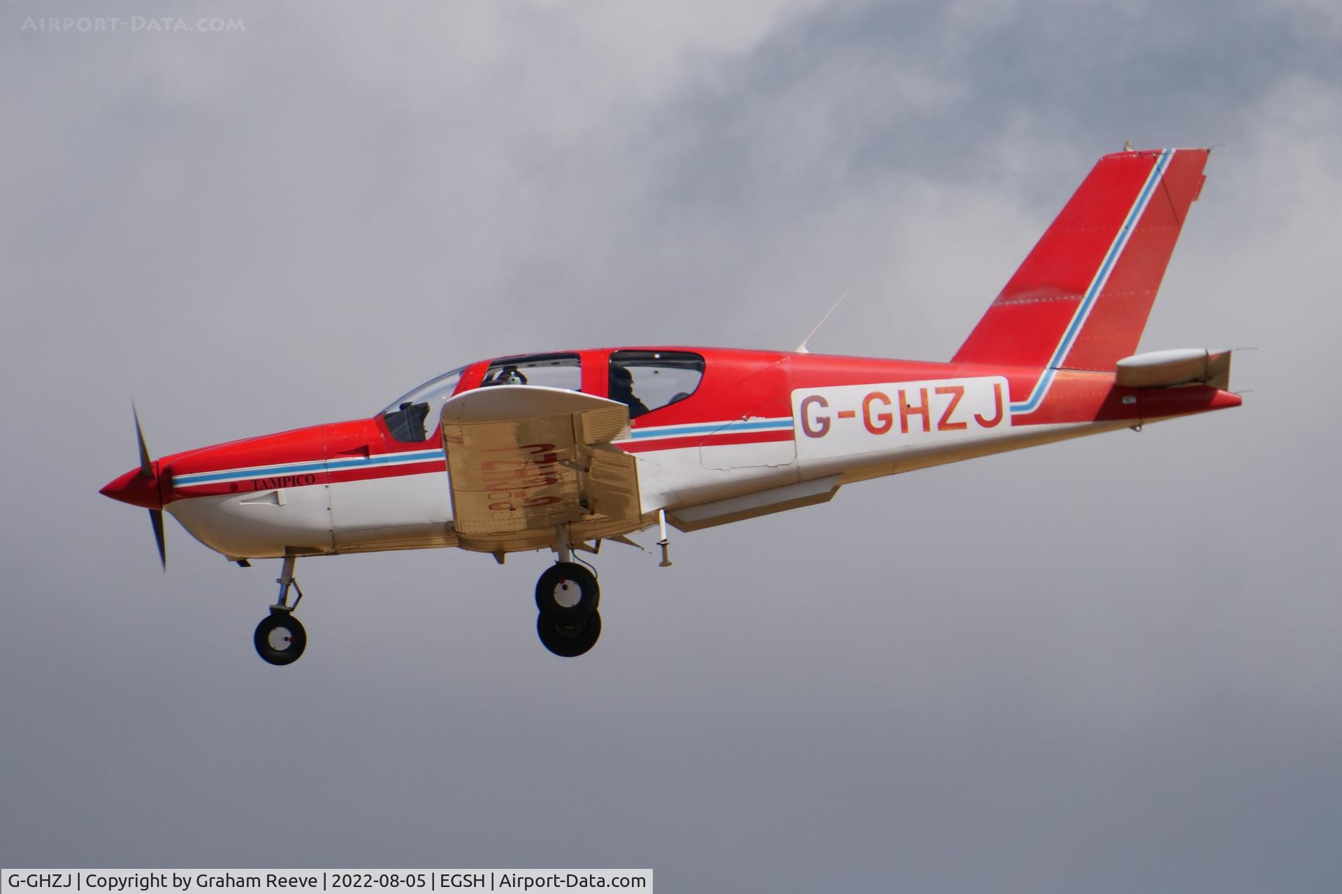 G-GHZJ, 1989 Socata TB-9 Tampico C/N 941, Landing at Norwich.