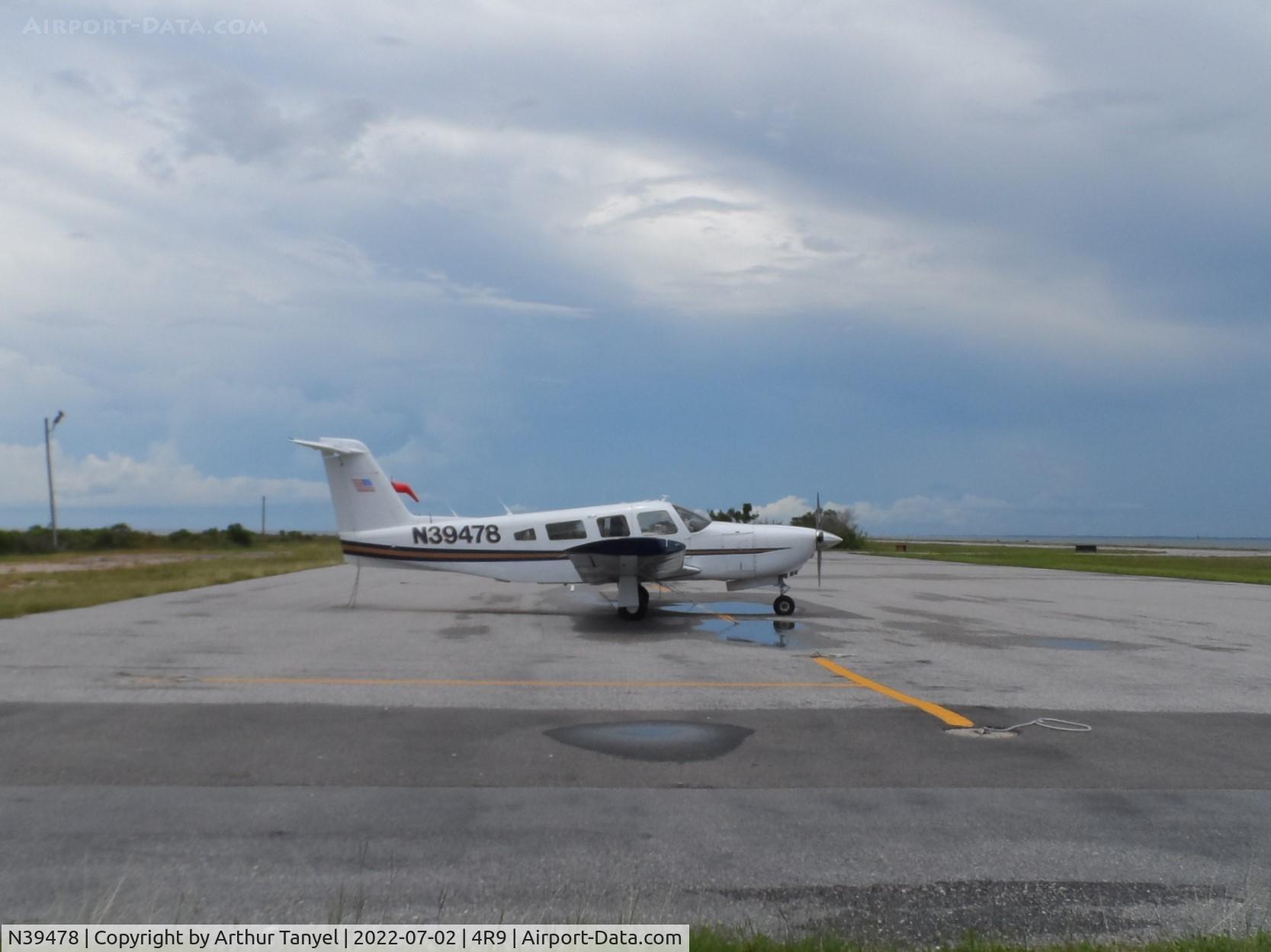 N39478, 1978 Piper PA-32RT-300 C/N 32R-7885221, Parked at 4R9