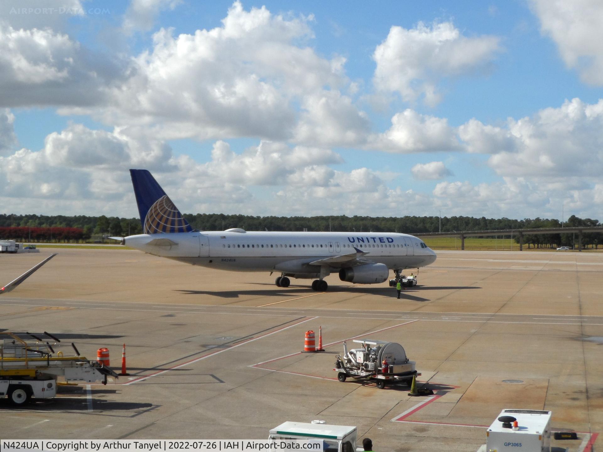 N424UA, 1995 Airbus A320-232 C/N 506, Taxiing at IAH