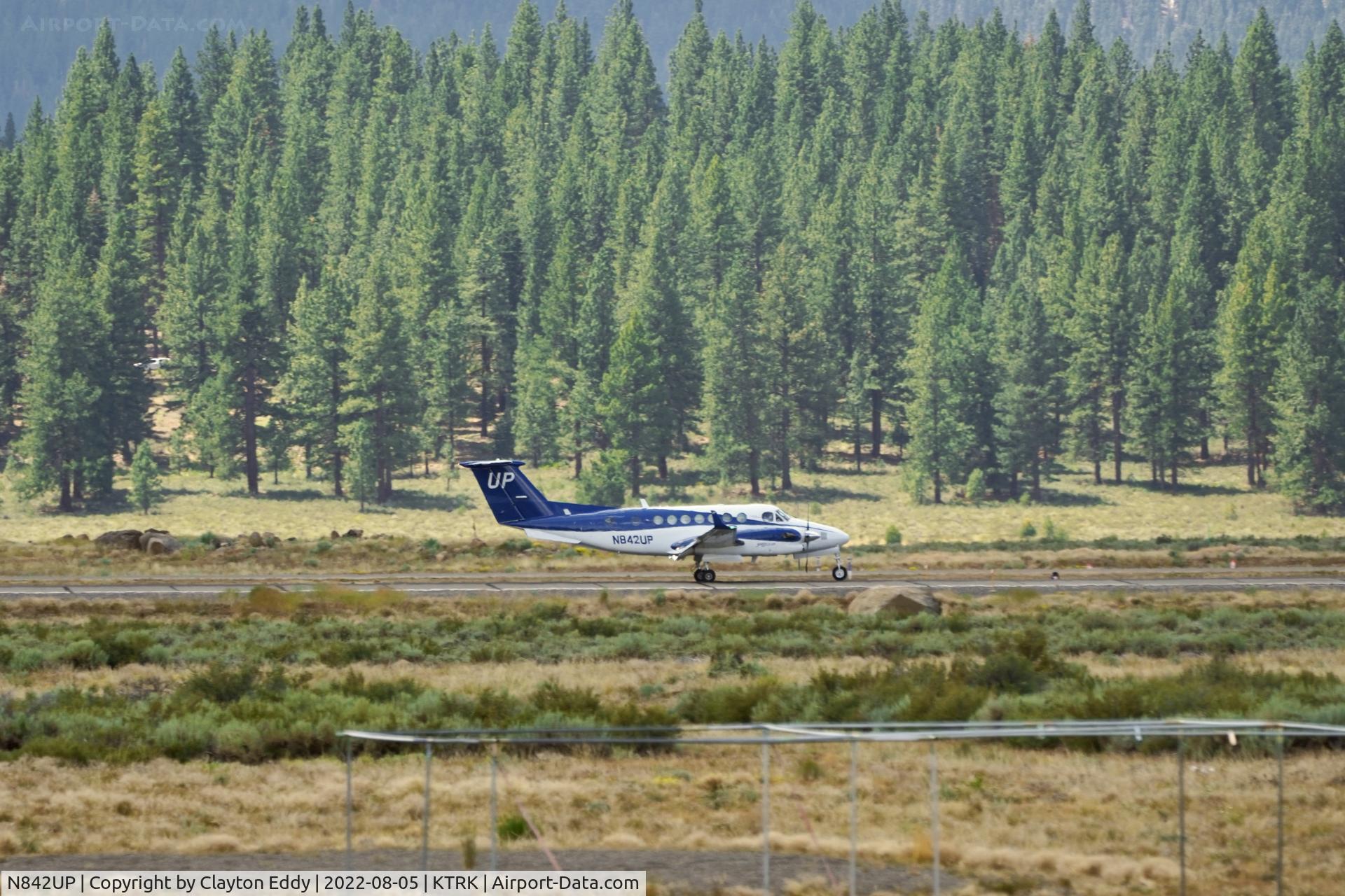 N842UP, 2015 Beechcraft 350 King Air (B300) C/N FL-989, Truckee airport in California 2022.