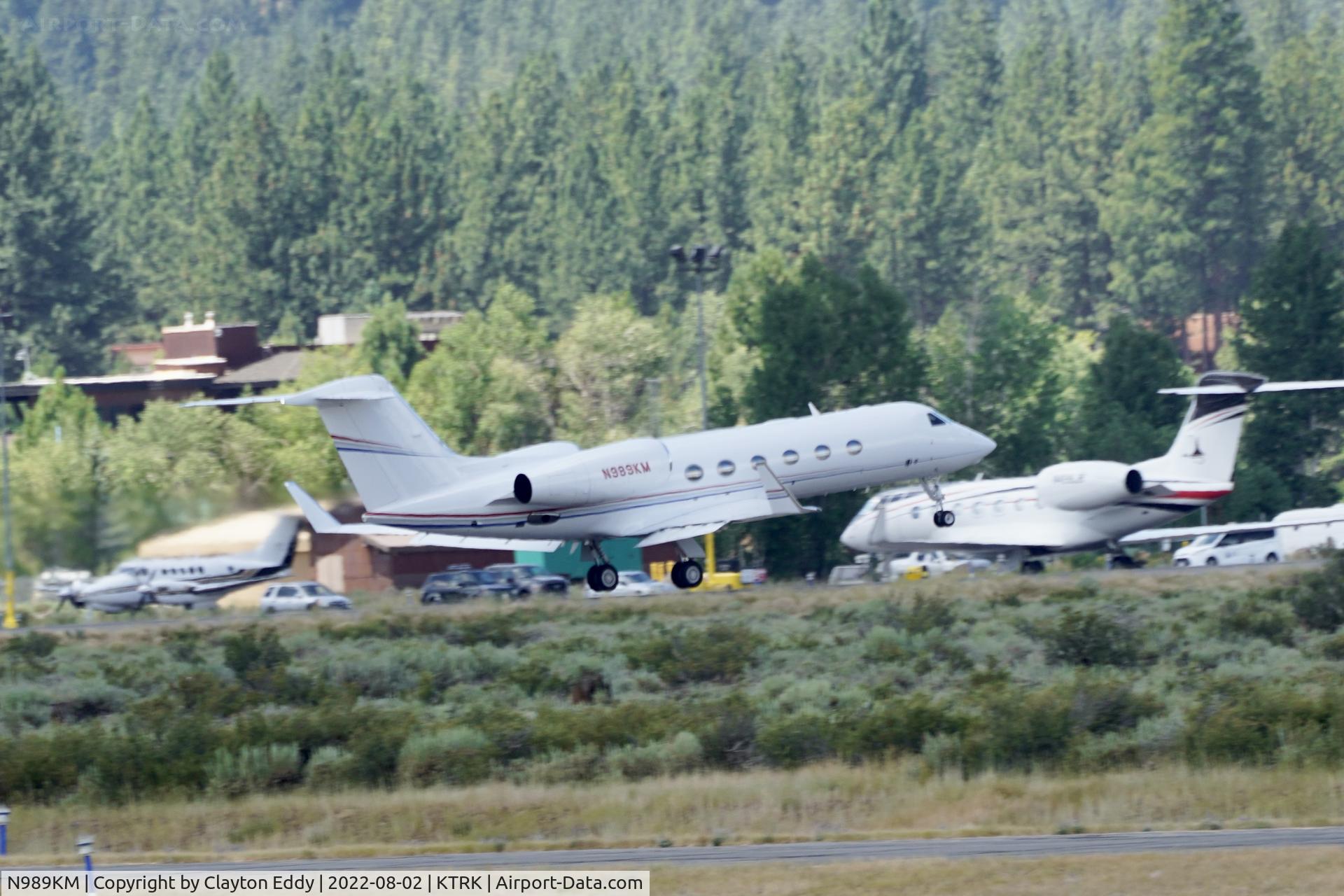 N989KM, Gulfstream Aerospace GIV-X (G450) C/N 4183, Truckee airport in California 2022.