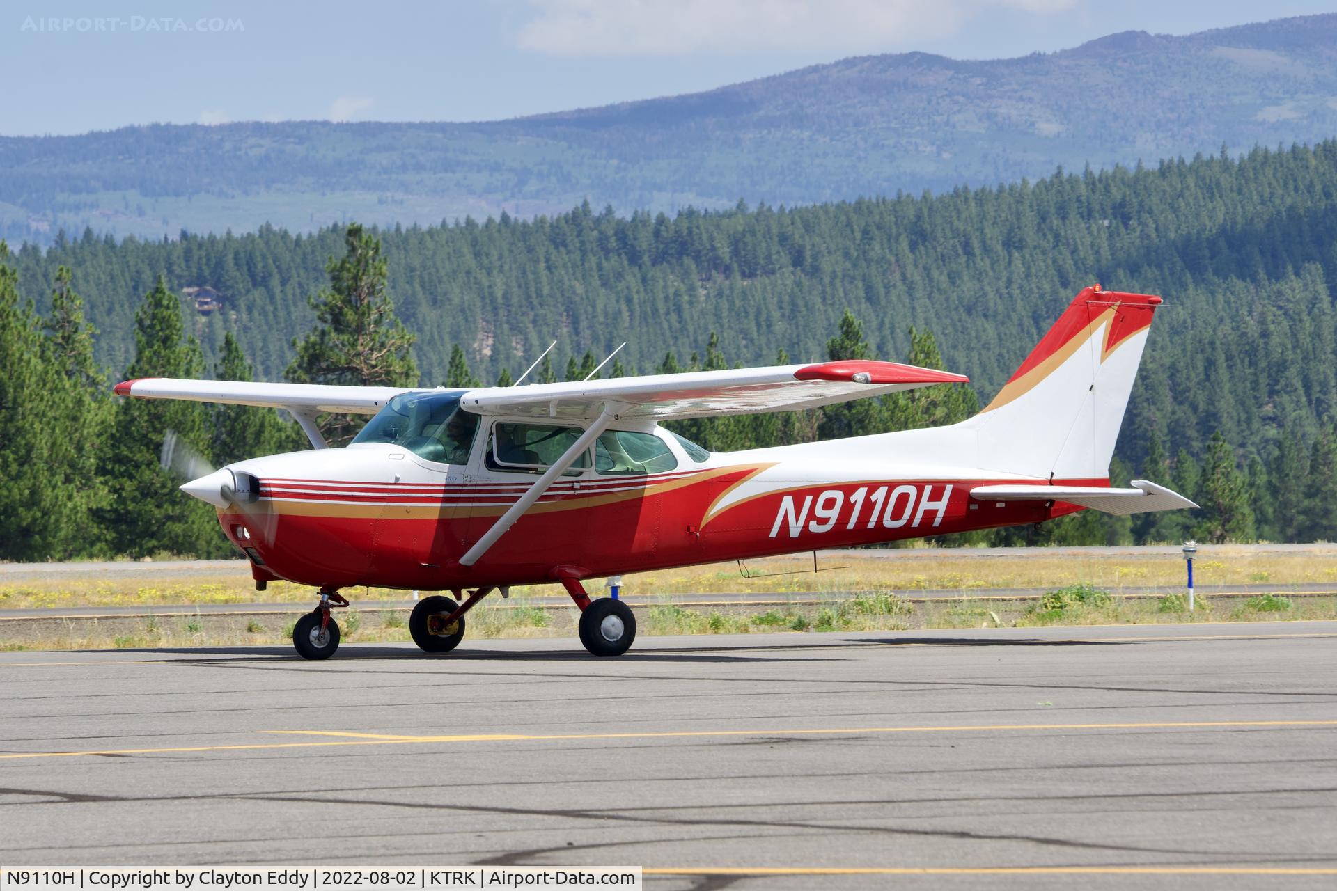 N9110H, 1975 Cessna 172M C/N 17265951, Truckee airport in California 2022.