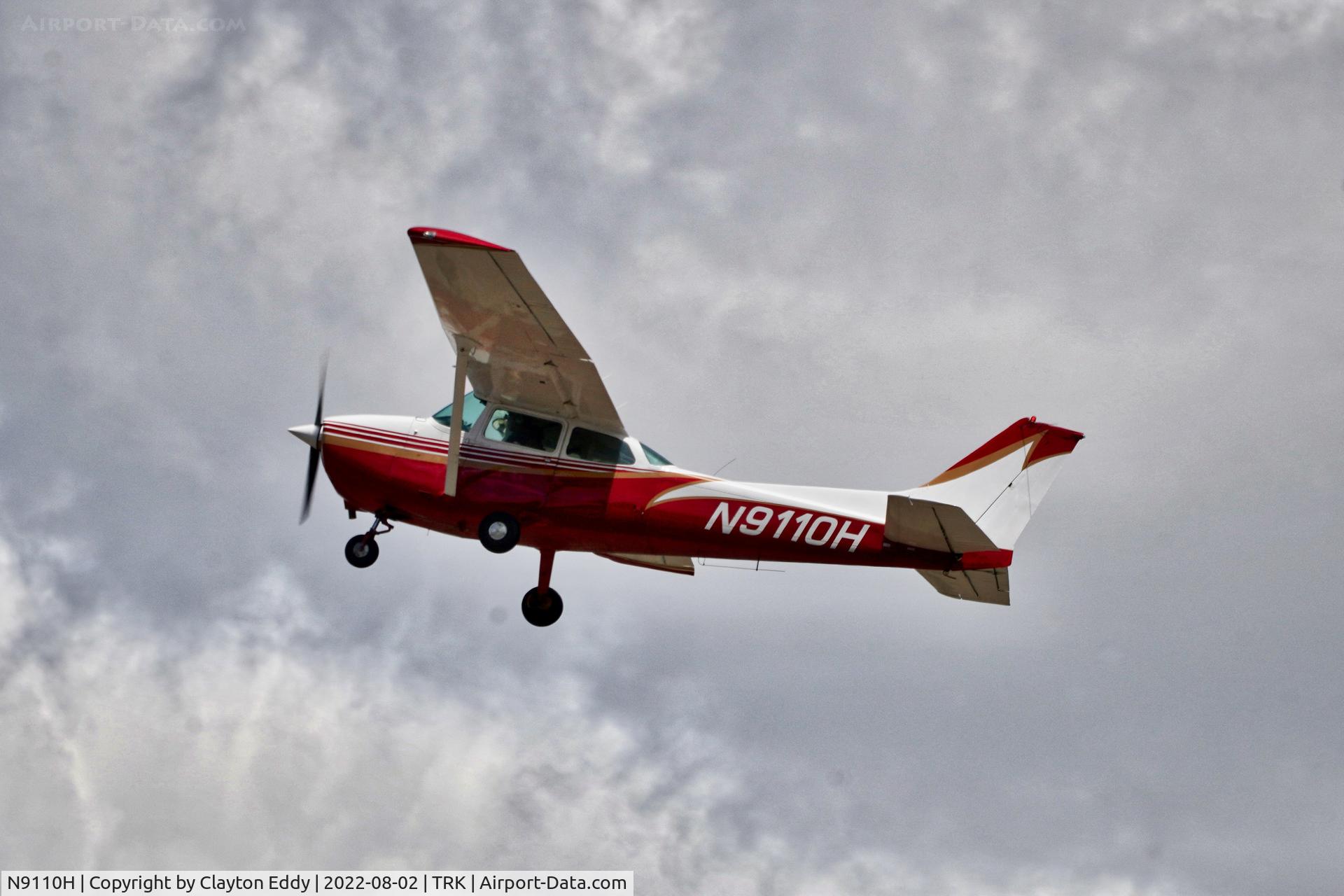 N9110H, 1975 Cessna 172M C/N 17265951, Truckee airport in California 2022.