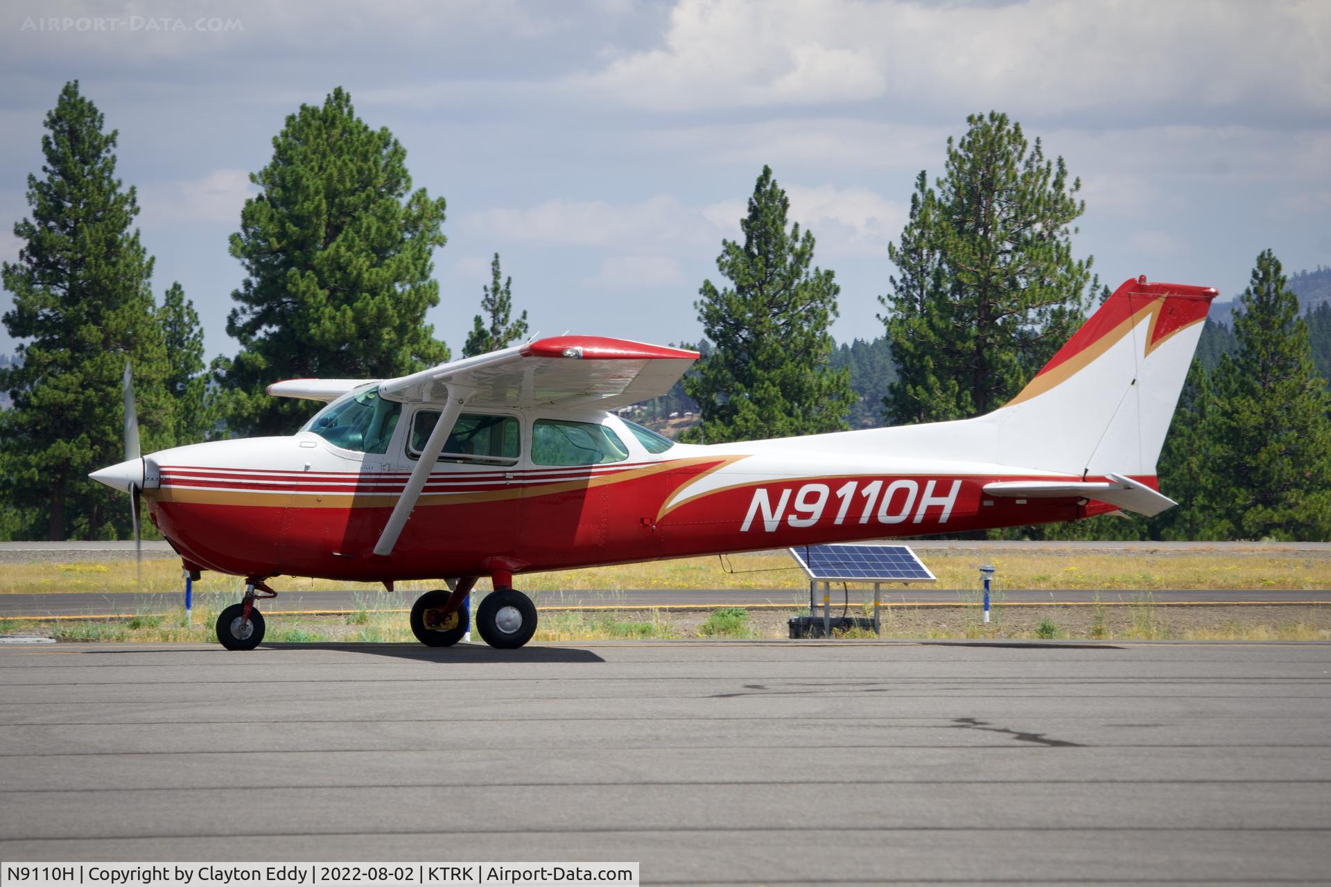 N9110H, 1975 Cessna 172M C/N 17265951, Truckee airport in California 2022.