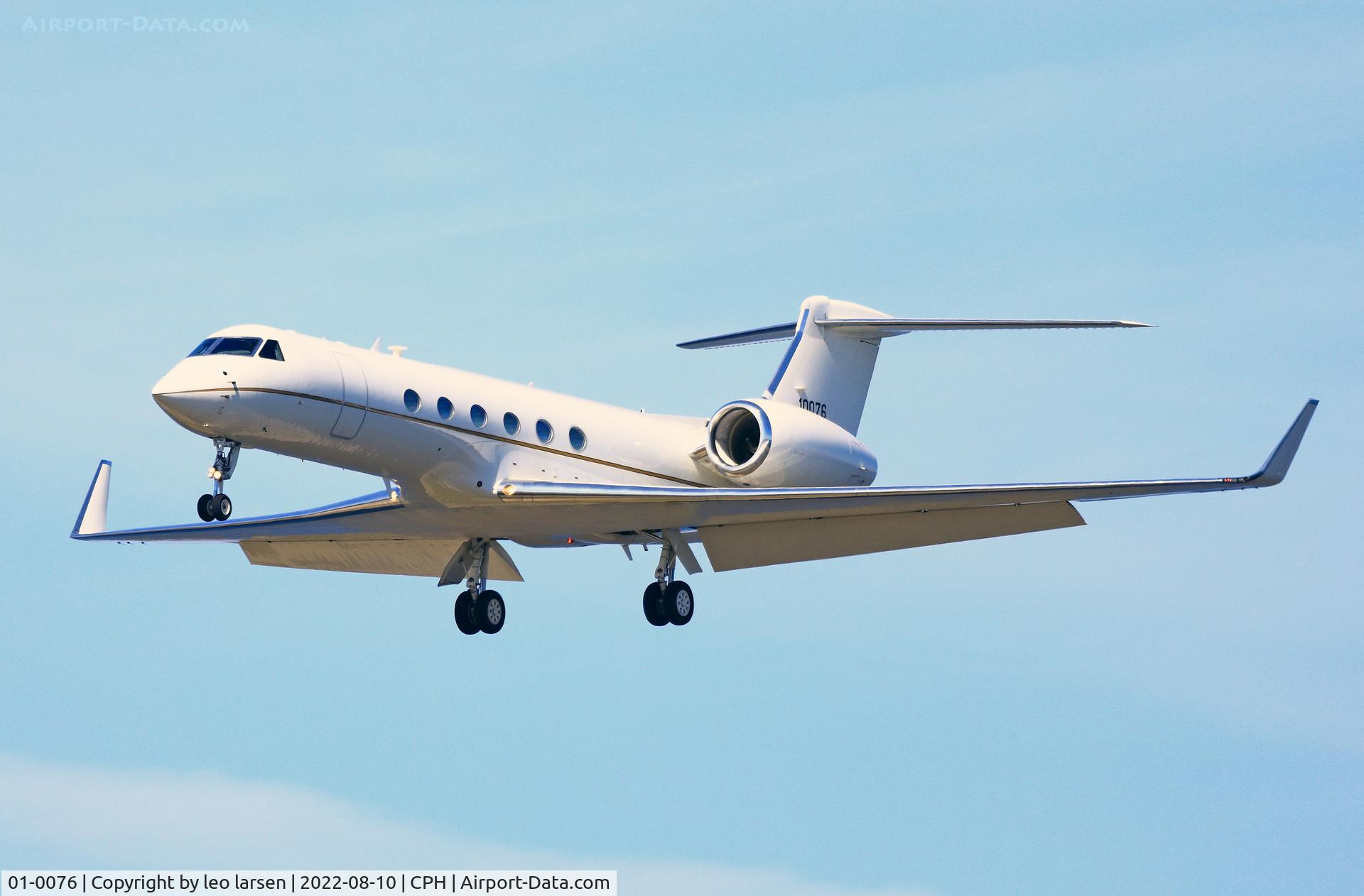 01-0076, 2001 Gulfstream Aerospace C-37A (G-V) C/N 645, Copenhagen app to R-22L 10.8.2022