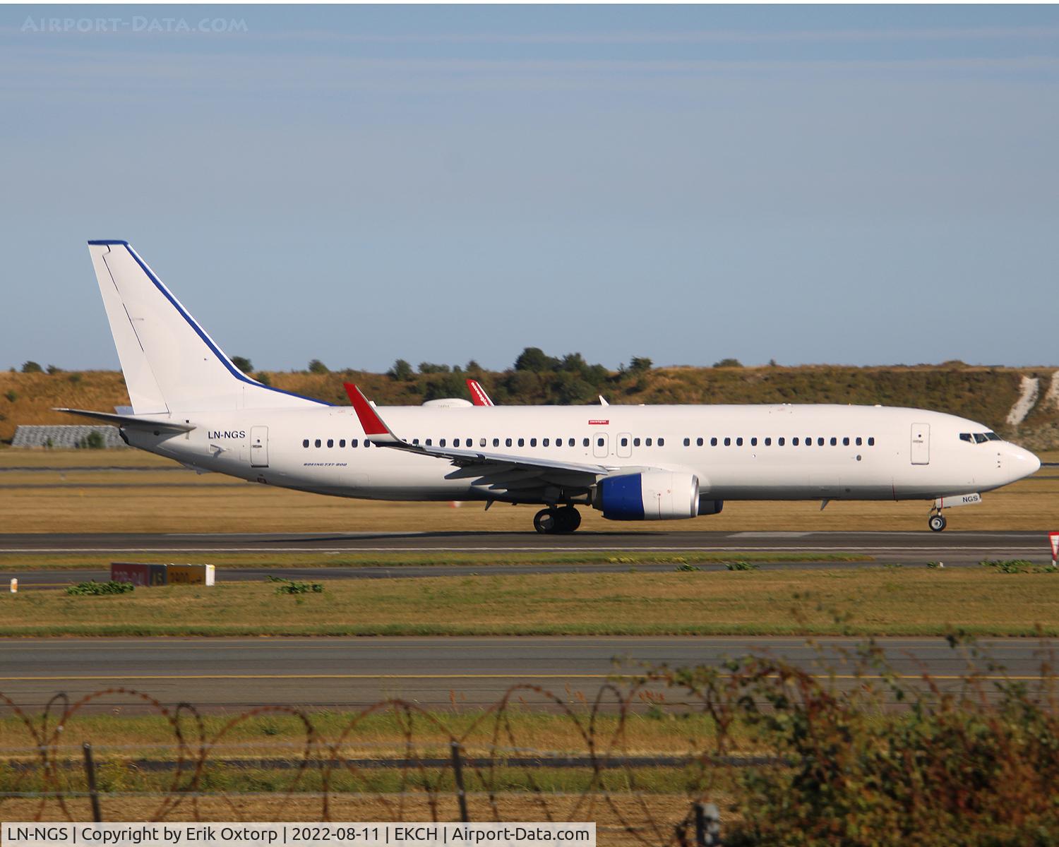 LN-NGS, 2014 Boeing 737-8JP C/N 39029, LN-NGS taking off rw 22R