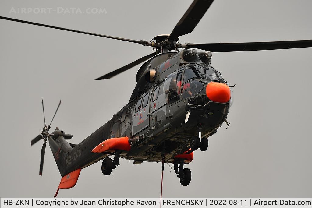 HB-ZKN, 2008 Aérospatiale AS-332C-1 Super Puma C/N 9010, SAF International dans la fumée du feu de Belin Beliet - Hostens à l'écopage