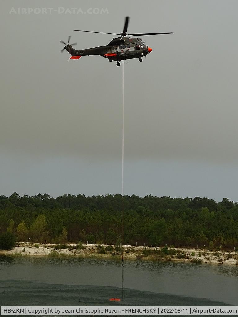 HB-ZKN, 2008 Aérospatiale AS-332C-1 Super Puma C/N 9010, SAF International dans la fumée du feu de Belin Beliet - Hostens à l'écopage