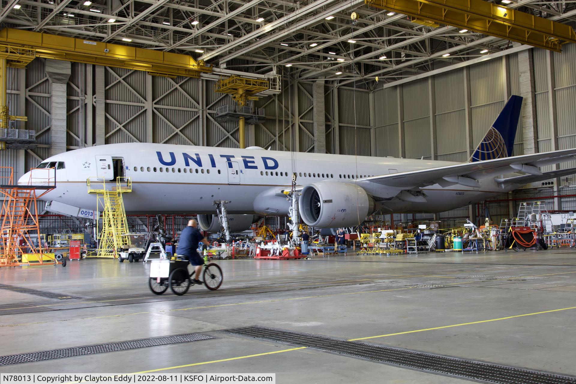 N78013, 1999 Boeing 777-224 C/N 29861, Gear change SFO 2022.