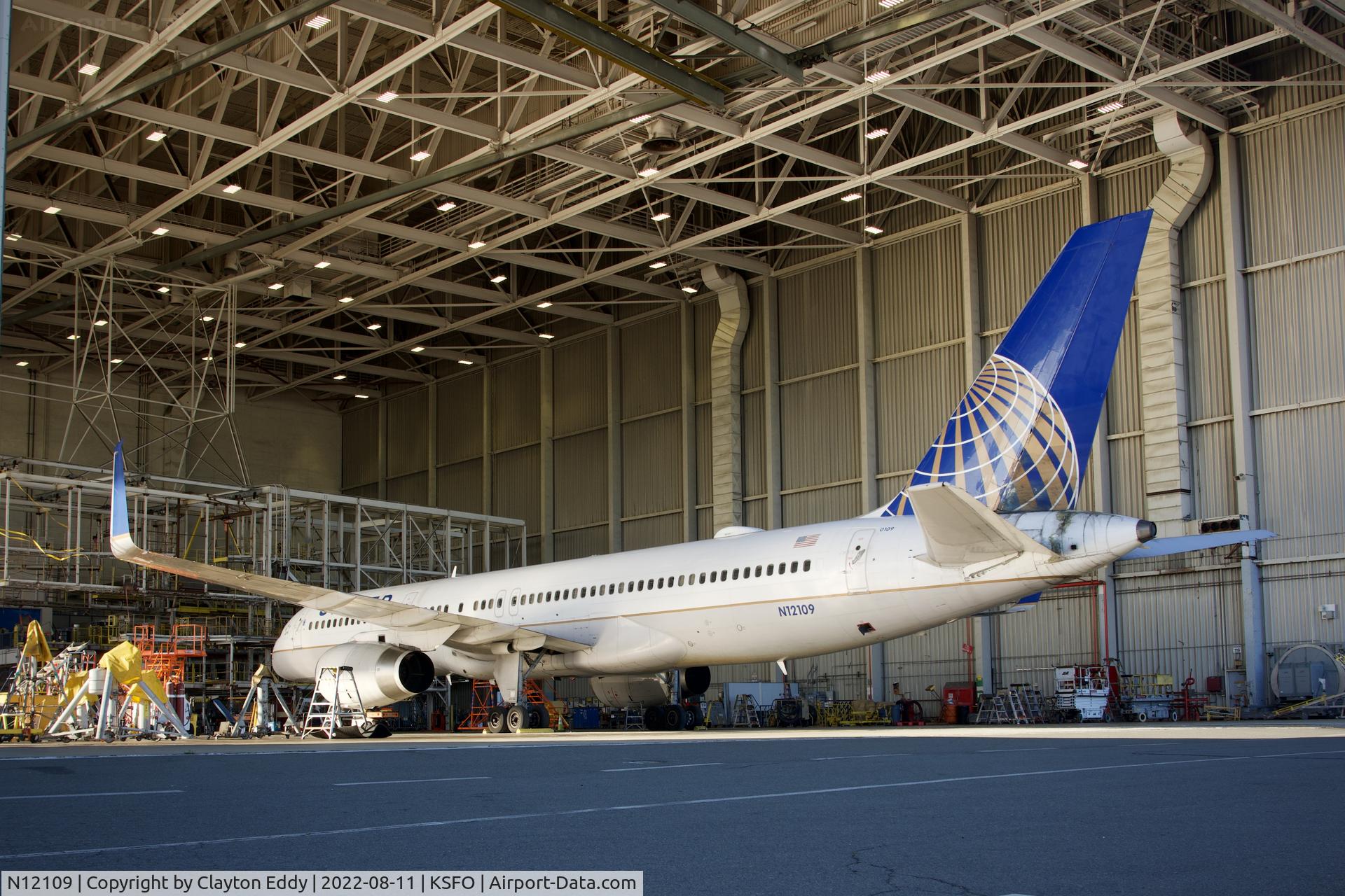 N12109, 1994 Boeing 757-224 C/N 27299, SFO 2022.