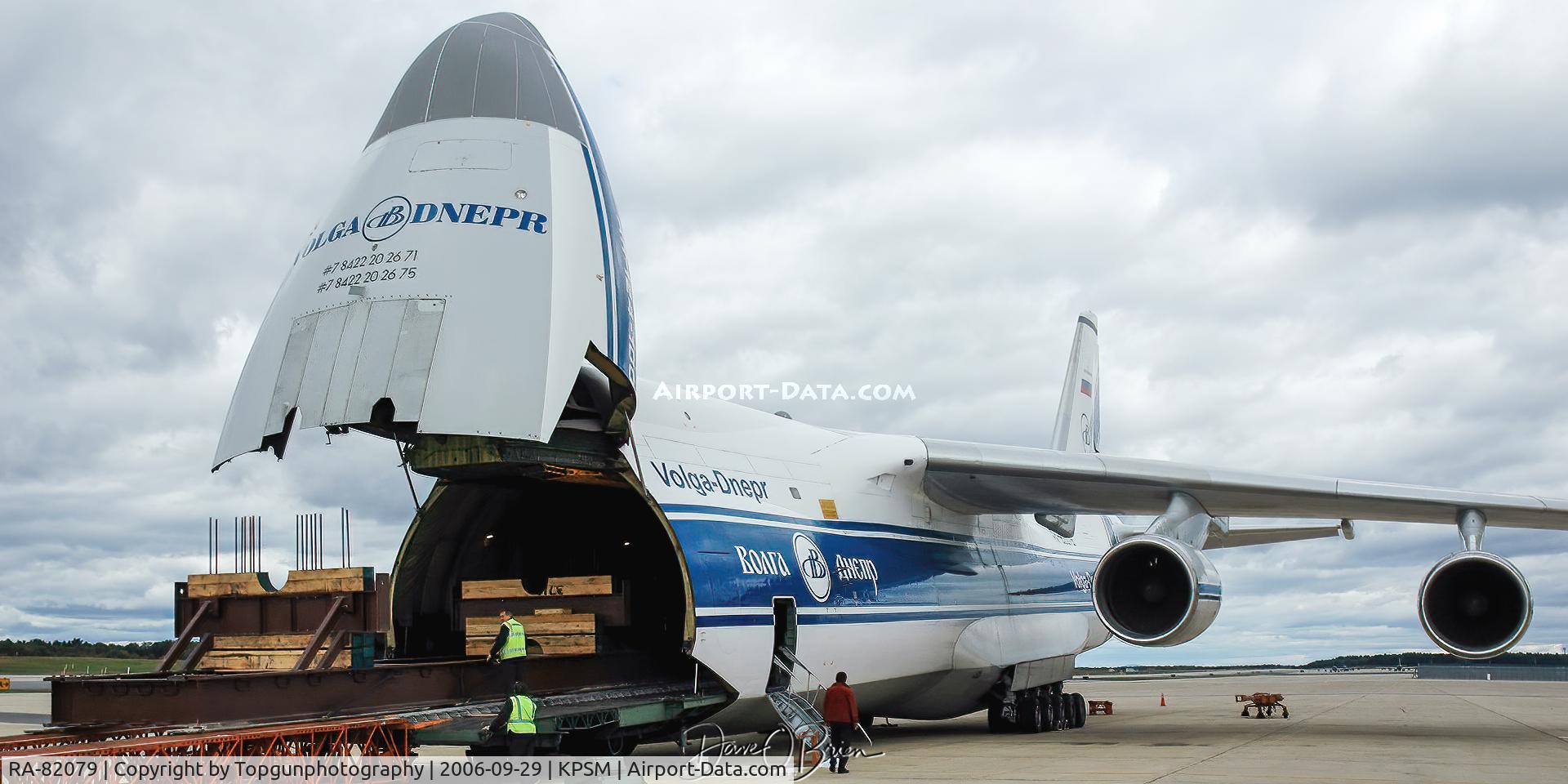 RA-82079, 2000 Antonov An-124-100 Ruslan C/N 9773052062157/0801, unloading a trailer for a printing press