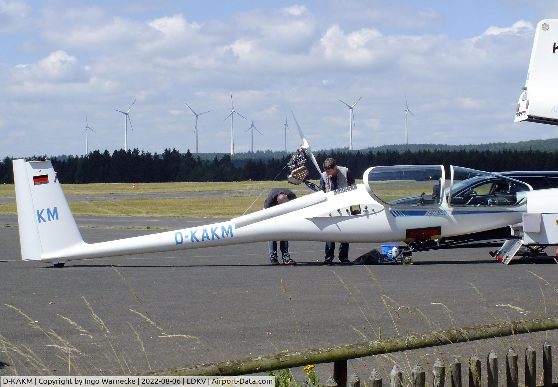 D-KAKM, DG Flugzeugbau DG-1000T C/N 10-70T9, DG-Flugzeugbau DG-1000T (wings and horizontal tail still in the trailer) at the Dahlemer-Binz airfield