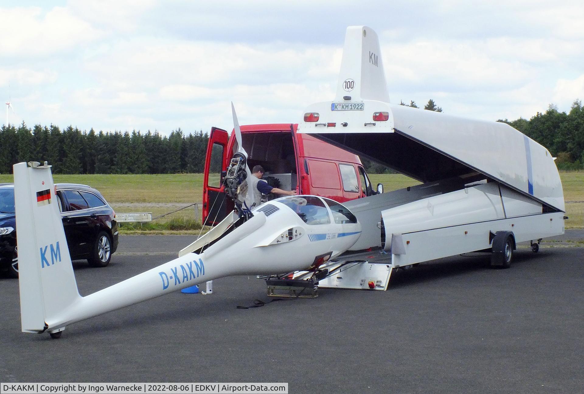 D-KAKM, DG Flugzeugbau DG-1000T C/N 10-70T9, DG-Flugzeugbau DG-1000T (wings and horizontal tail still in the trailer) at the Dahlemer-Binz airfield