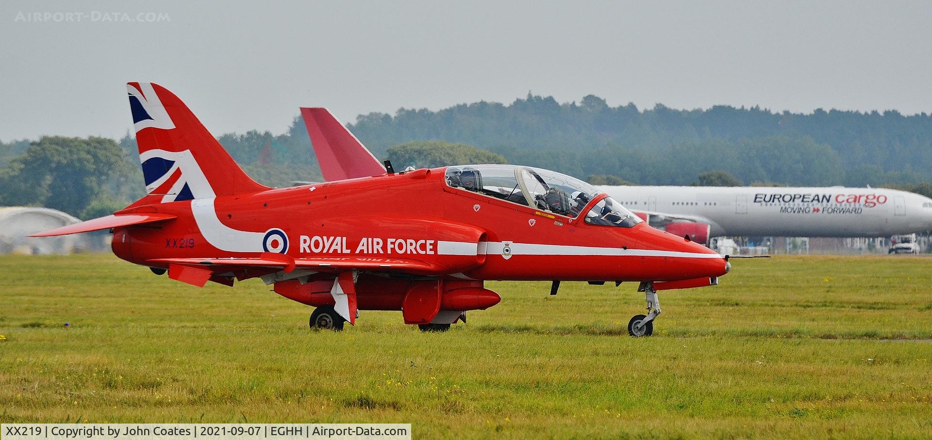 XX219, 1978 Hawker Siddeley Hawk T.1A C/N 055/312055, Taxiing out to display