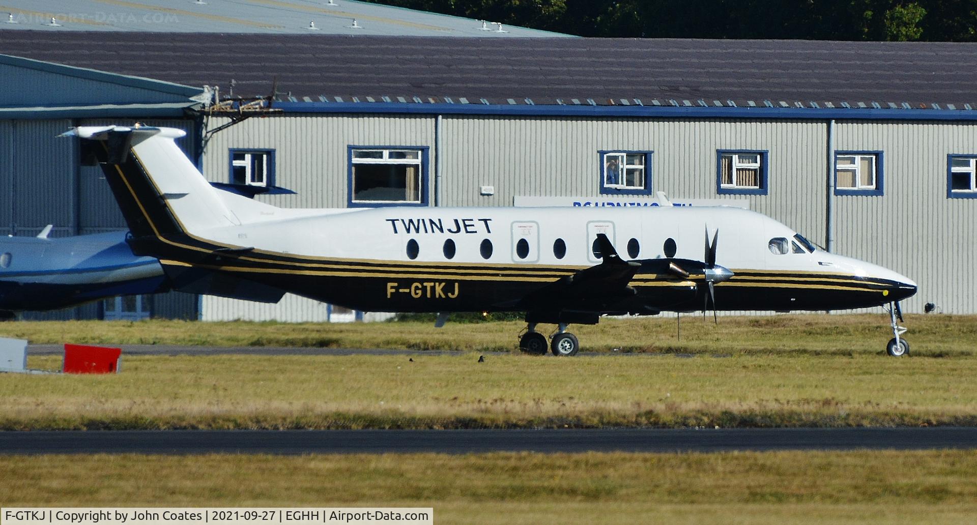 F-GTKJ, 1998 Beech 1900D C/N UE-348, Backtracking on arrival