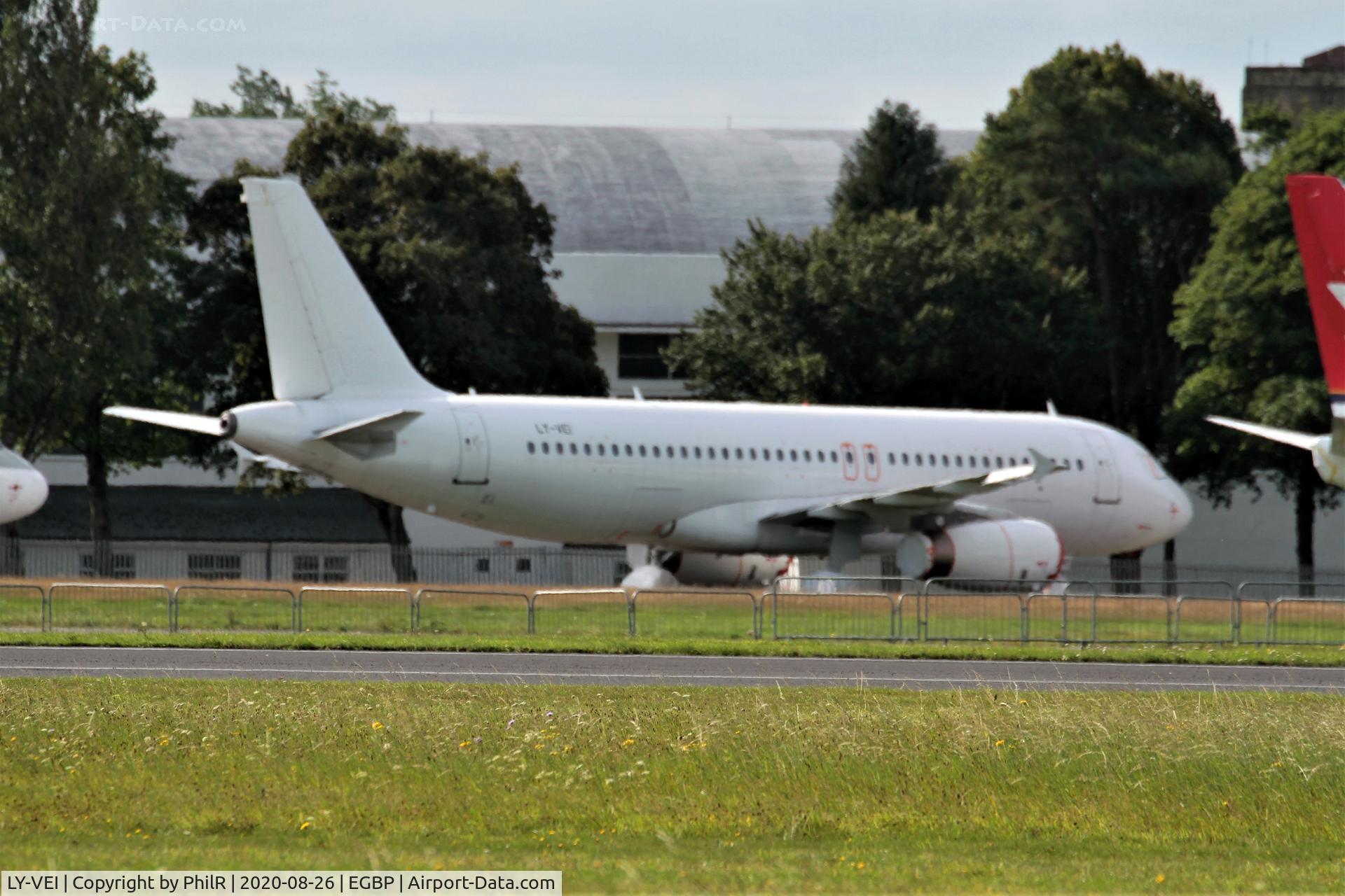 LY-VEI, 1998 Airbus A320-233 C/N 0902, LY-VEI 1997 Airbus A320-200 Avion Express Kemble