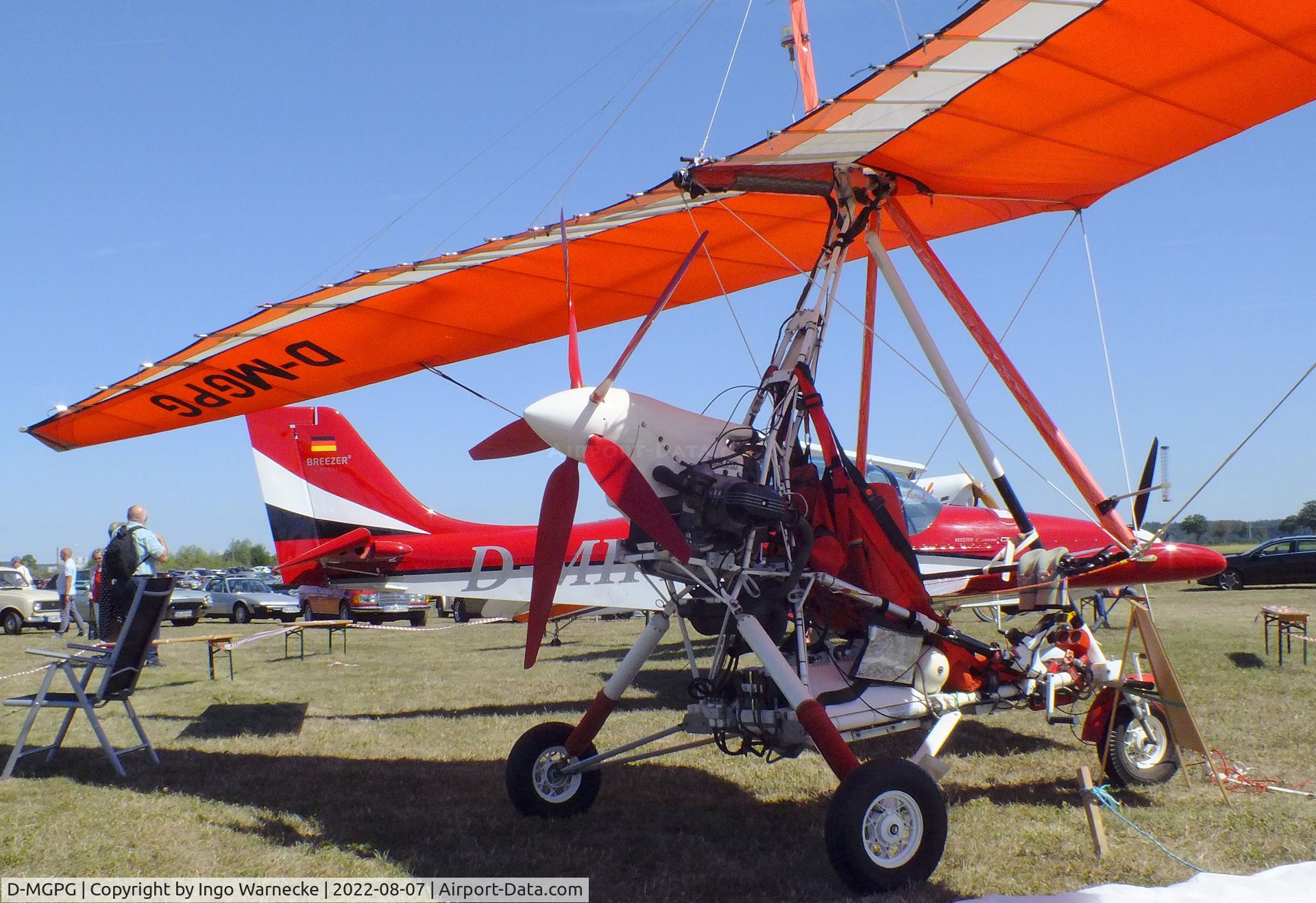 D-MGPG, Take Off Maximum Trike C/N unknown_d-mgpg, Take Off Maximum Trike with EOS 15 wing at the 2022 Flugplatz-Wiesenfest airfield display at Weilerswist-Müggenhausen ultralight airfield