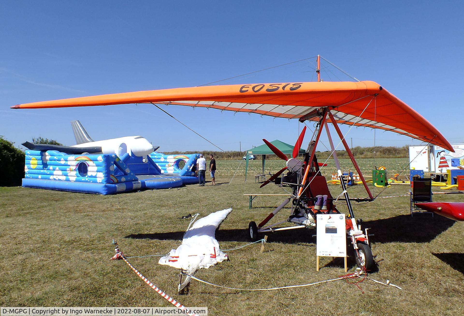 D-MGPG, Take Off Maximum Trike C/N unknown_d-mgpg, Take Off Maximum Trike with EOS 15 wing at the 2022 Flugplatz-Wiesenfest airfield display at Weilerswist-Müggenhausen ultralight airfield