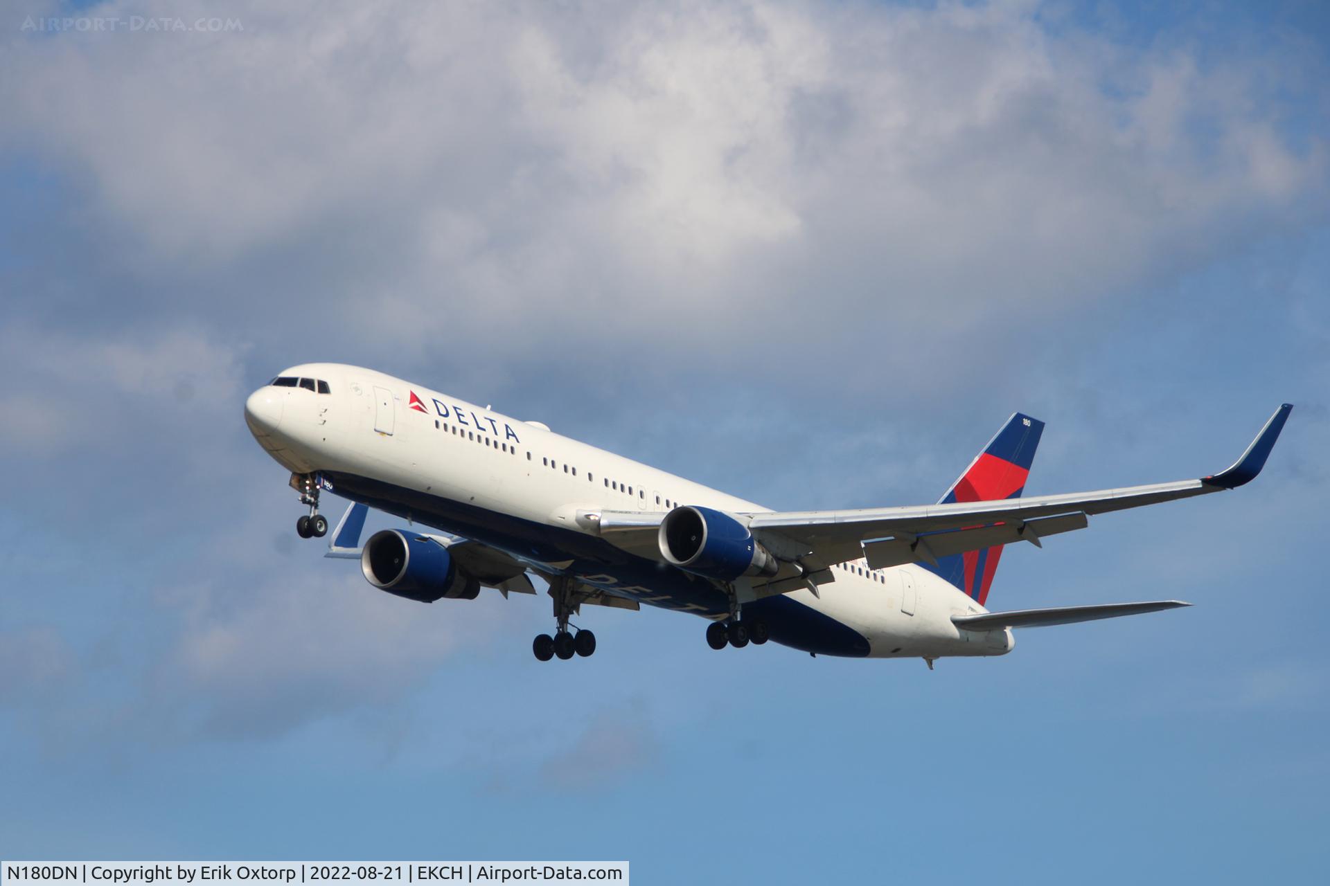 N180DN, 1992 Boeing 767-332 C/N 25985, N180DNlanding rw 22L