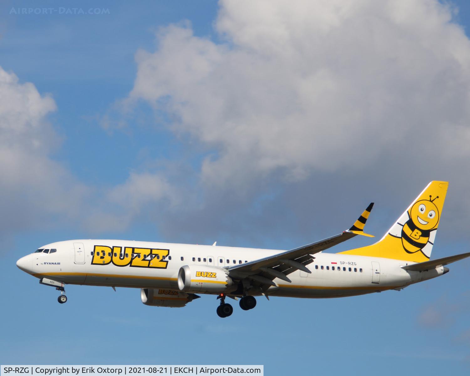 SP-RZG, 2021 Boeing 737-8 MAX C/N 62320, SP-RZG landing rw 22L