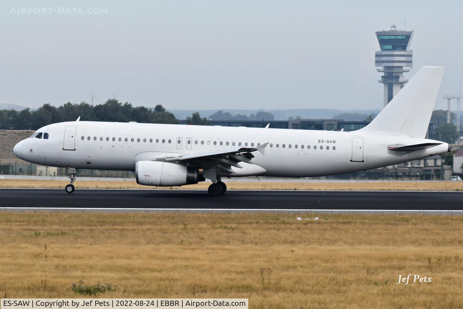 ES-SAW, 2001 Airbus A320-232 C/N 1663, Landing at Brussels Airport.