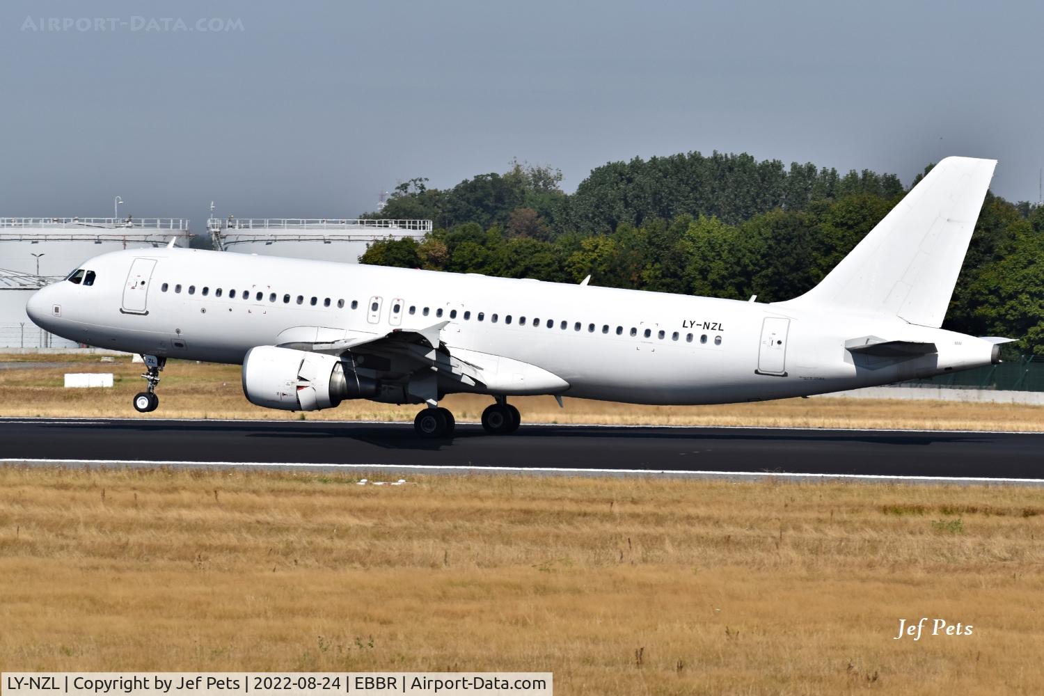 LY-NZL, 2005 Airbus A320-214 C/N 2388, Landing at Brussels Airport.