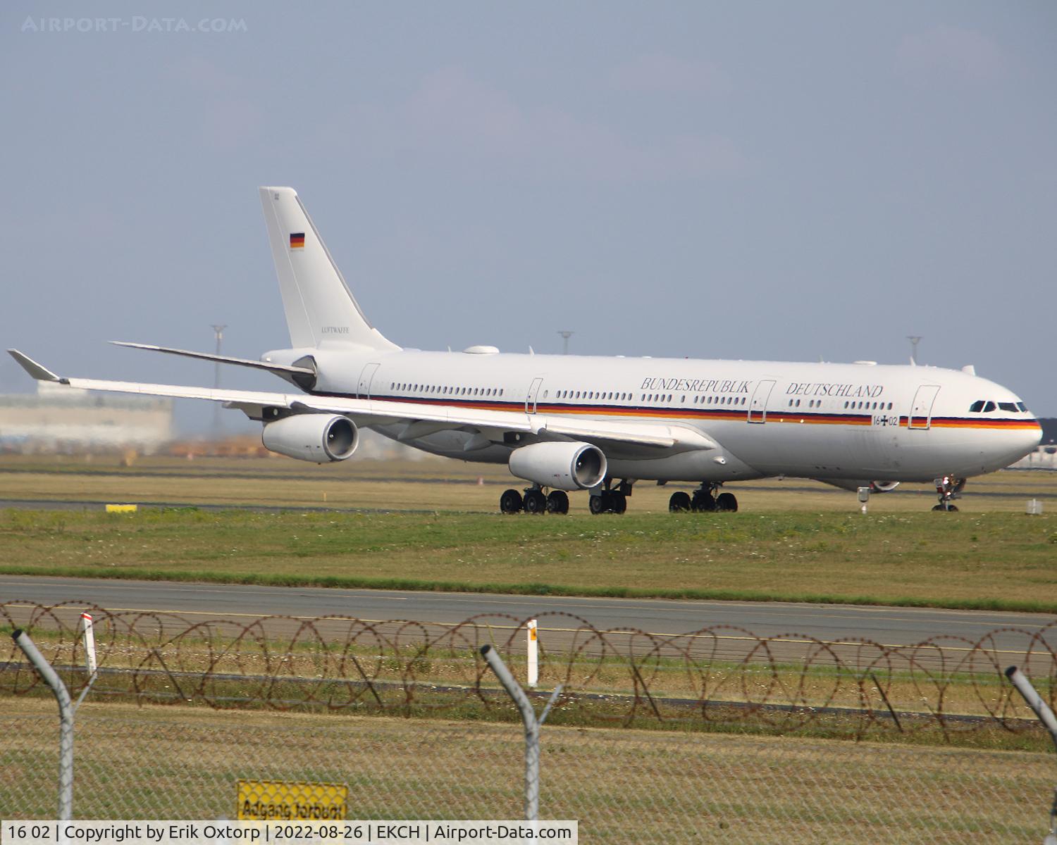 16 02, 2000 Airbus A340-313X C/N 355, 16 02 taking off rw 22R