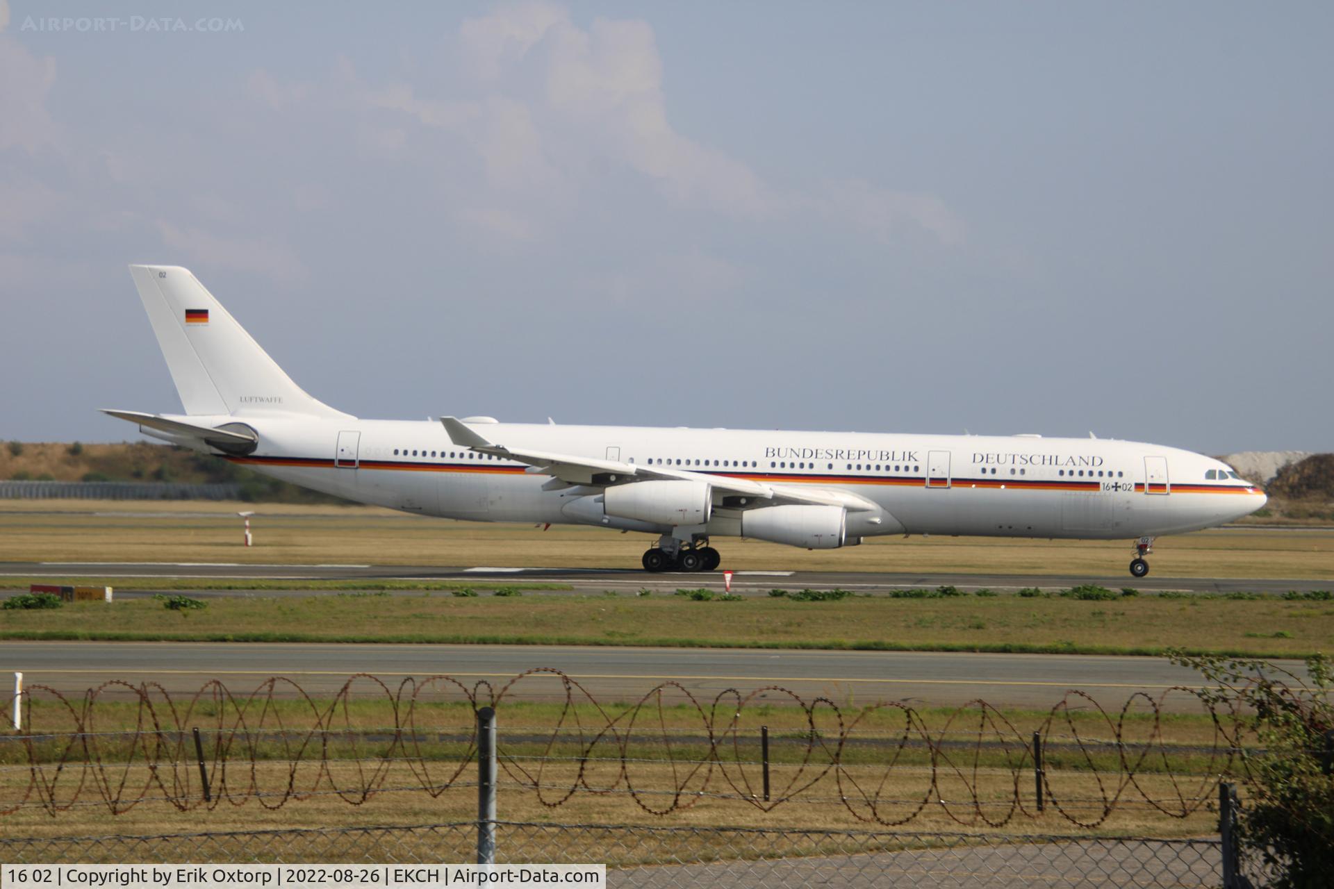 16 02, 2000 Airbus A340-313X C/N 355, 16 02 taking off rw 22R