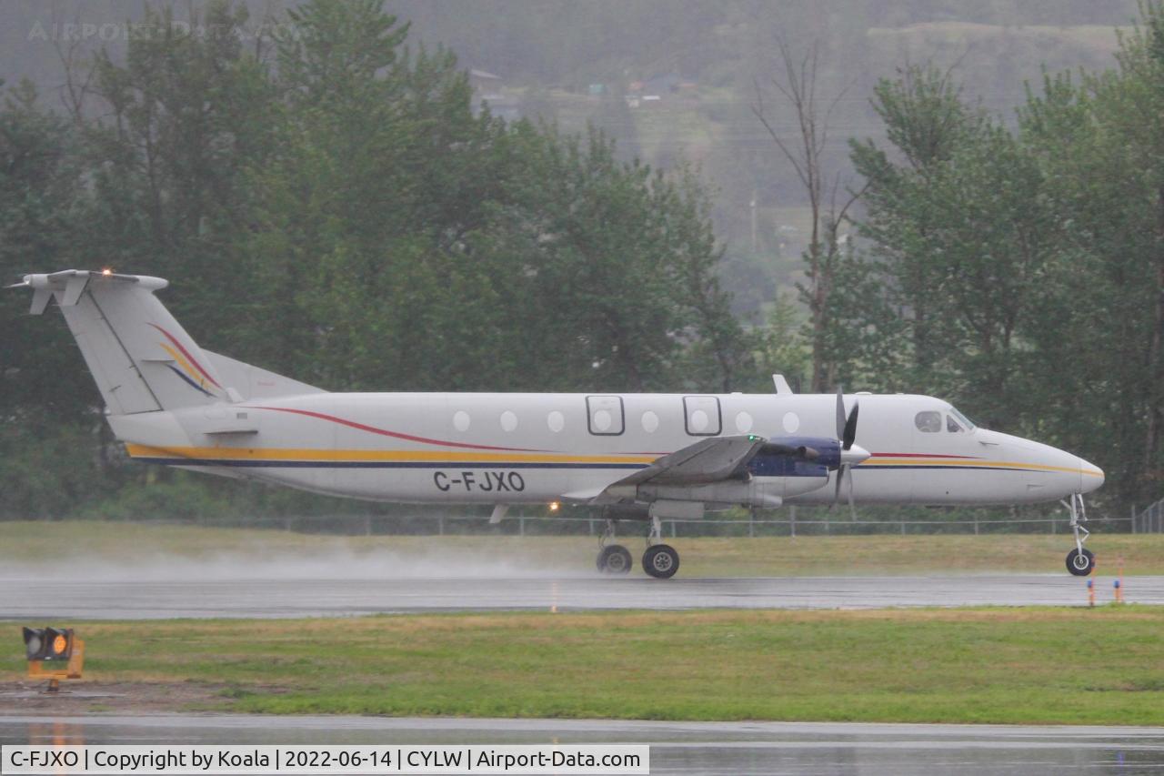 C-FJXO, 1990 Beech 1900C-1 C/N UC-124, Arrival in rainy weather.