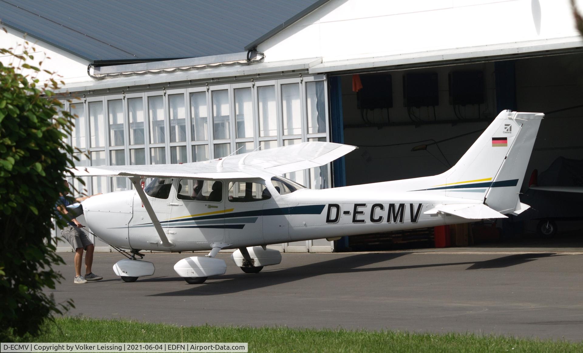 D-ECMV, 2002 Cessna 172S C/N 172S9056, parking